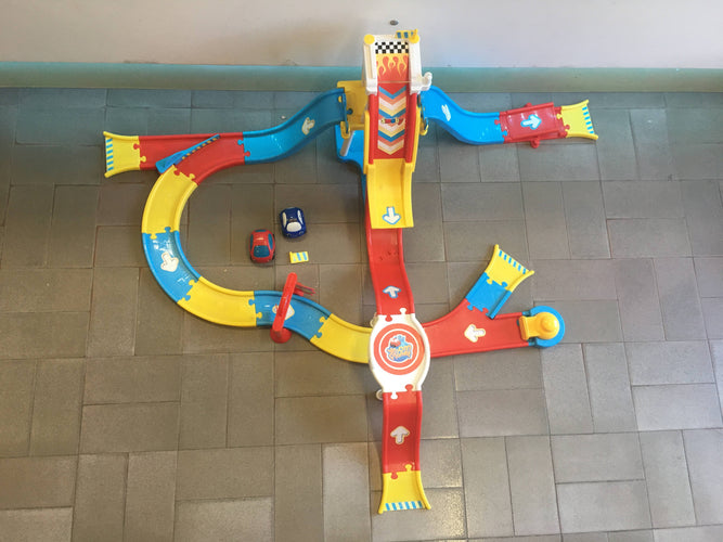 Circuit avec 2 voitures Vroom Planet - 1 petite pièce cassée, moins cher chez Petit Kiwi