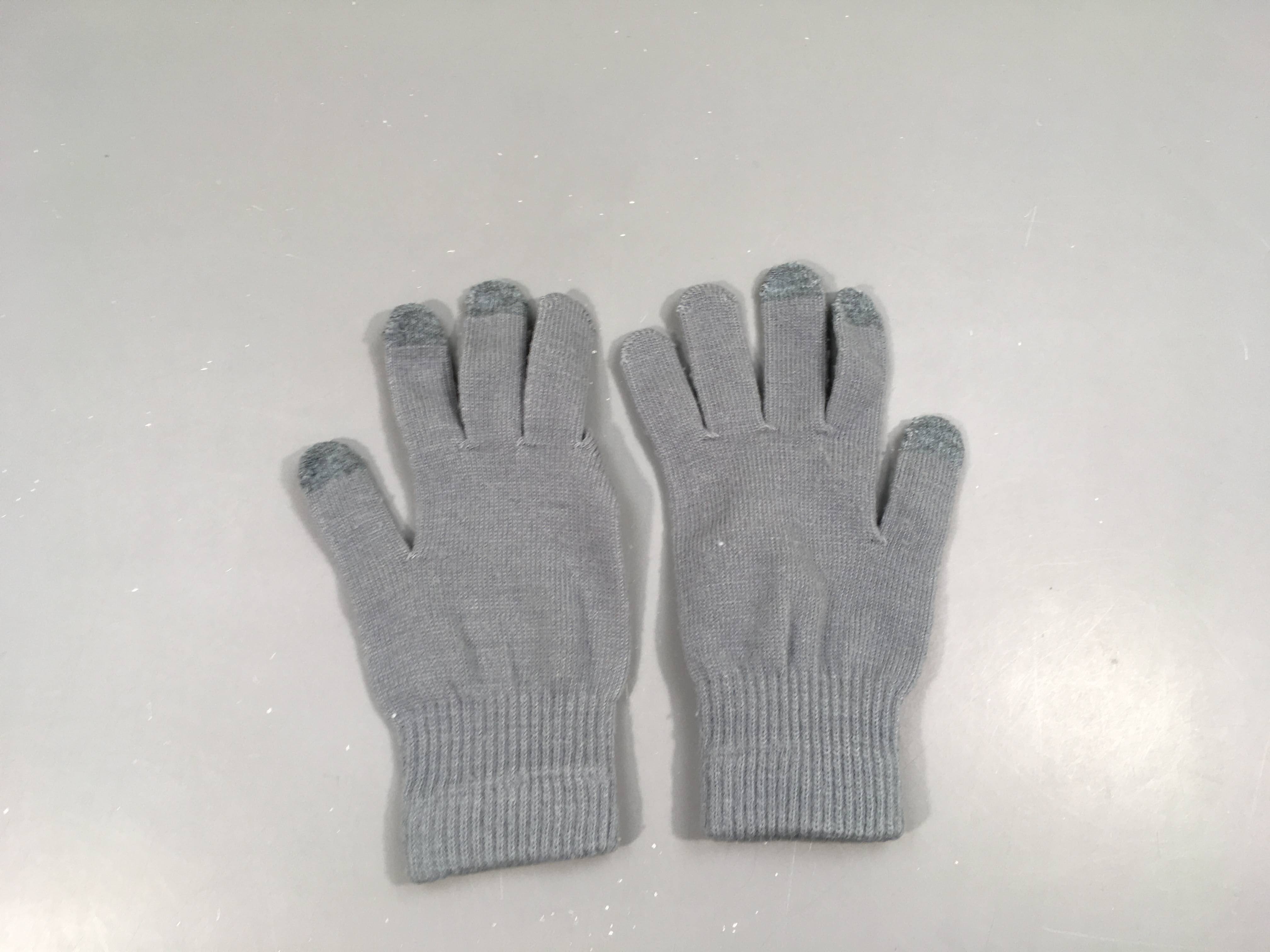 Gants gris, légèrement boulochés