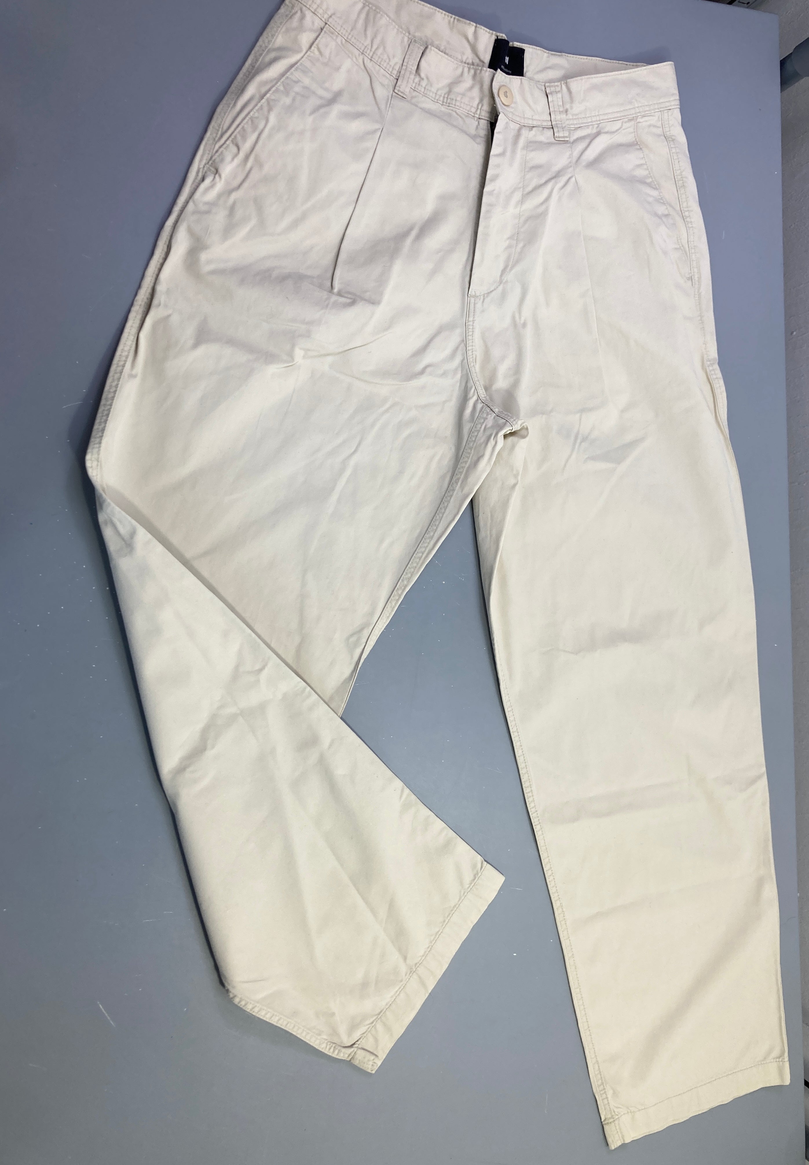 Pantalon chino beige, taille 30, plstique du bouton se décolle