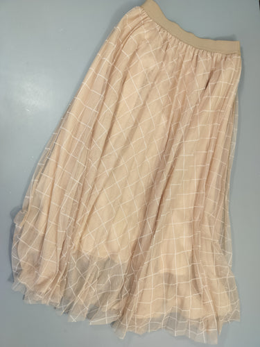Jupe longue  en tulle beige rosé à carreaux blancs, doublée. Pas de taille indiquée, estimée 12a, moins cher chez Petit Kiwi