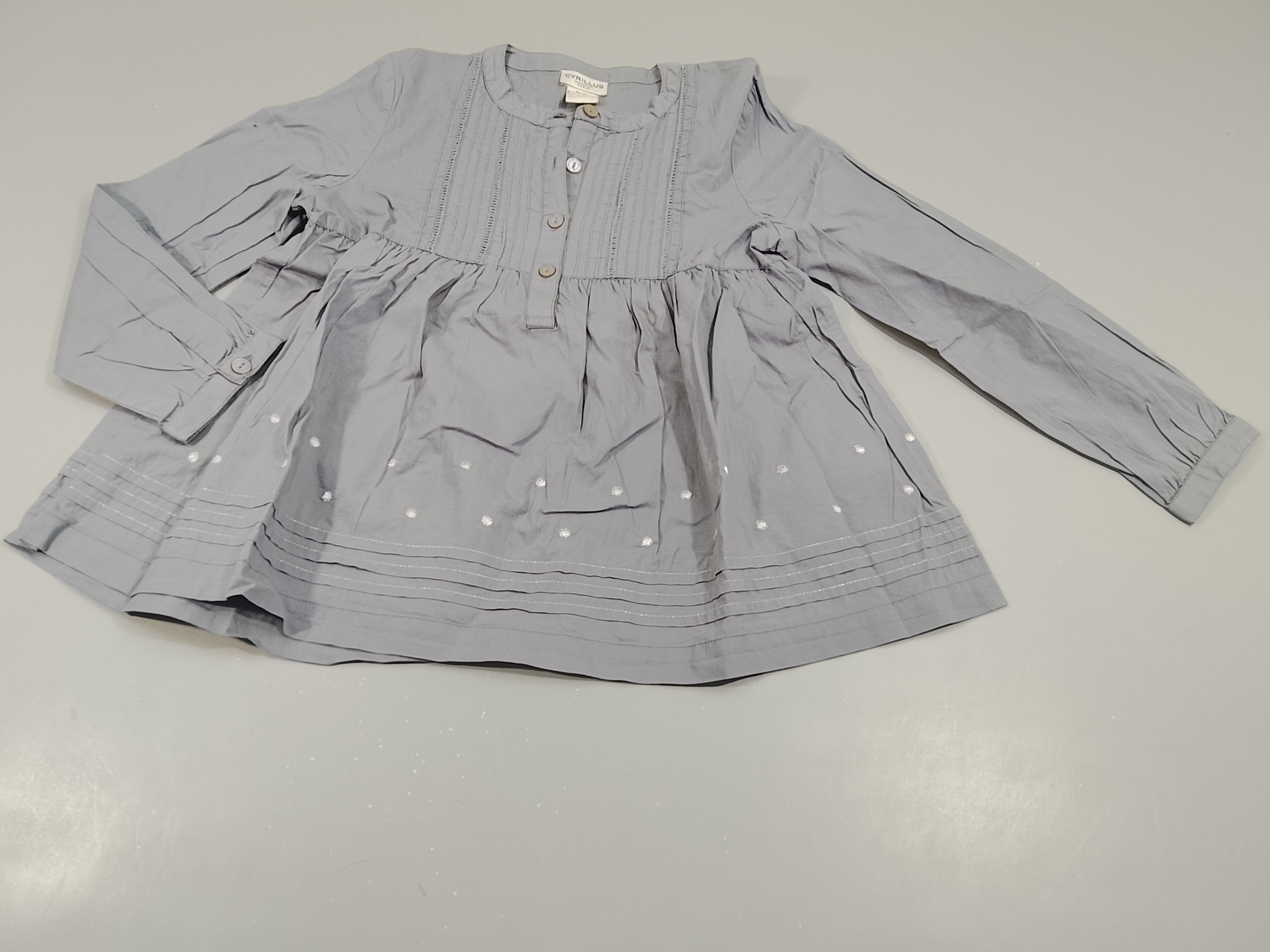 Robe m.l bleu grisé, pois argentés sur le dessous et fils dorés