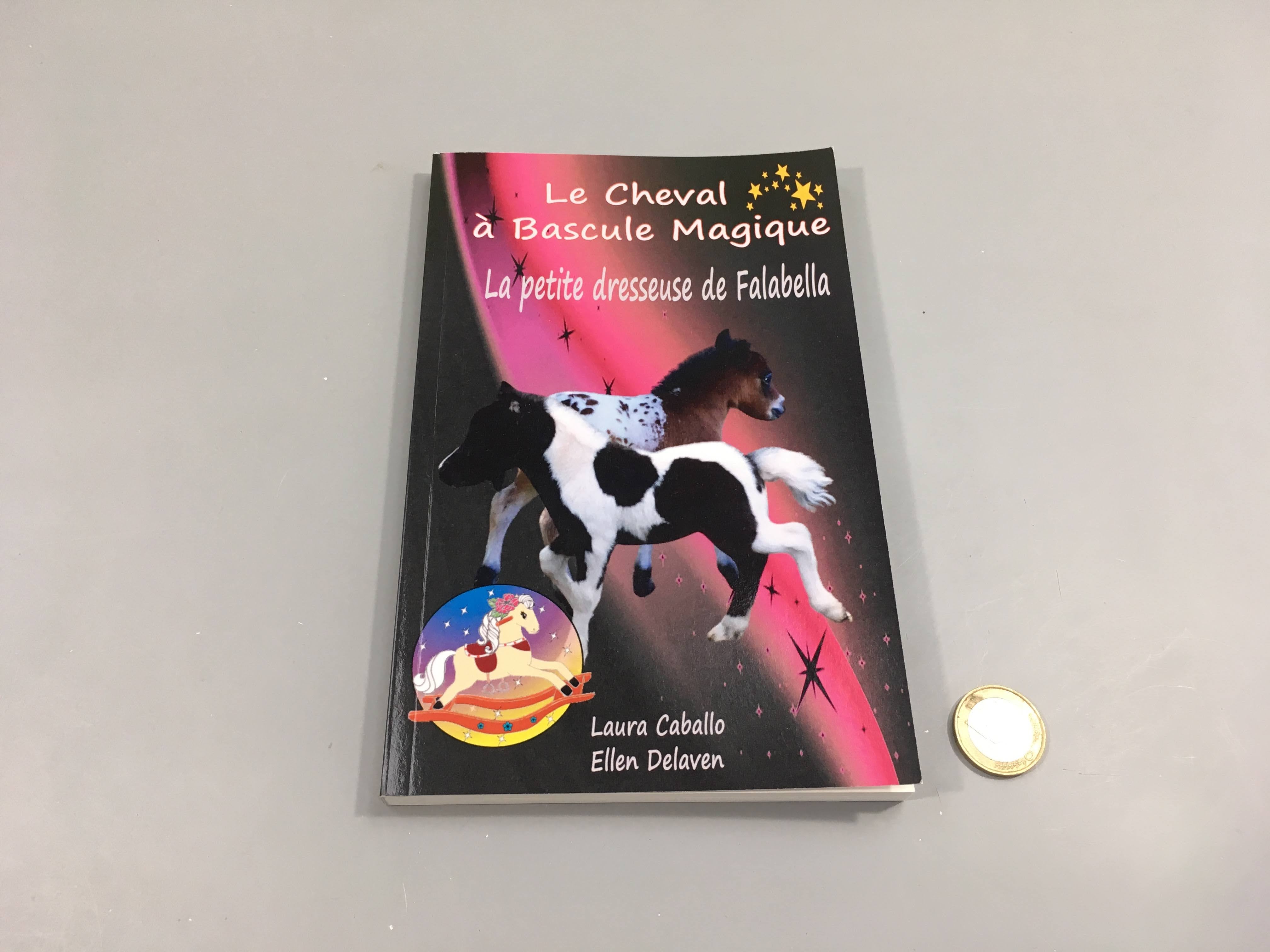 La petite dresseuse de Falabella, le cheval en or, le cheval à bascule magique