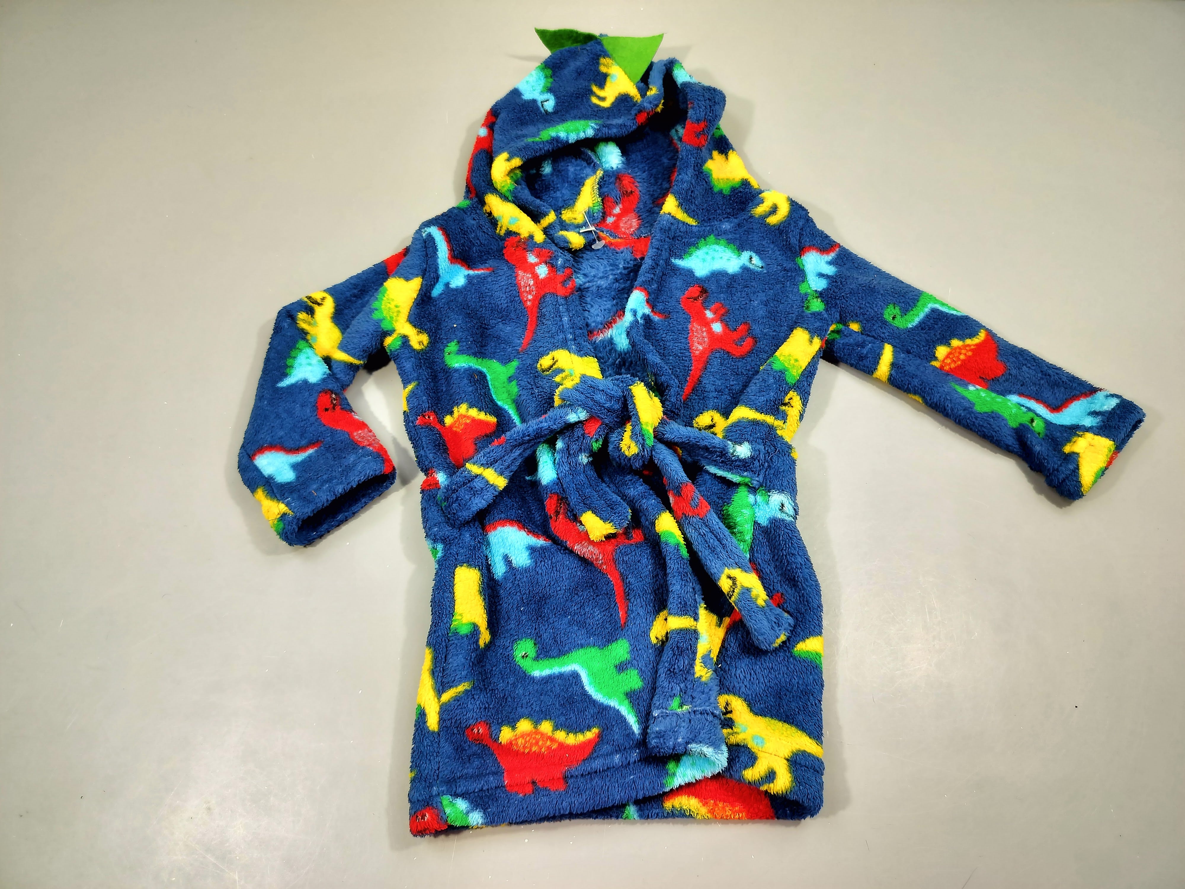 Peignoir bleu , dinosaures colorés