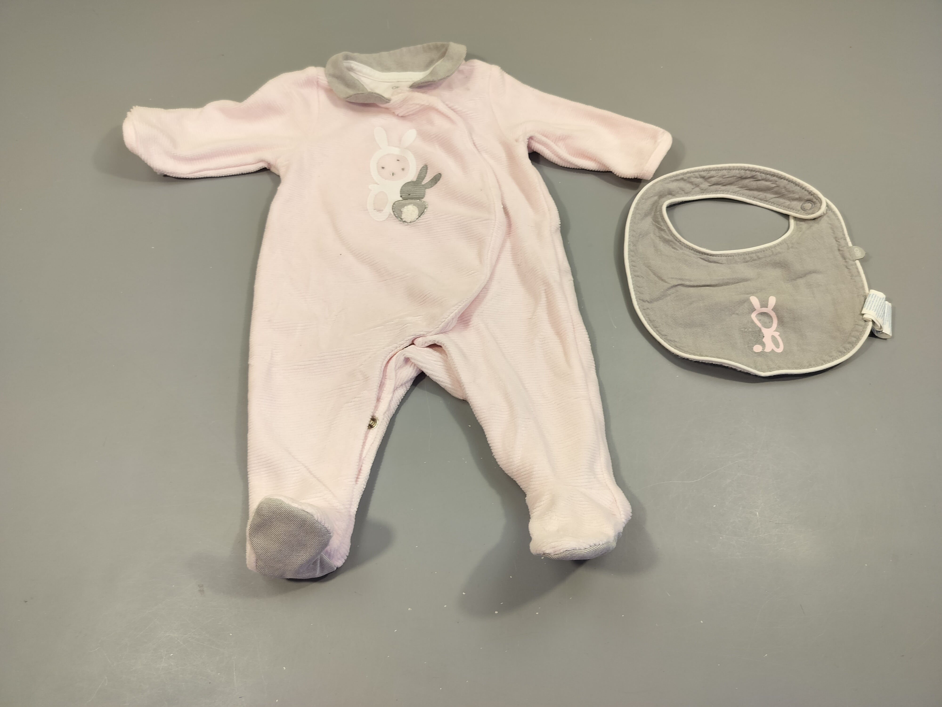 Pyjama rose clair, gris texturé, lapins + bavoirs assorti  100%