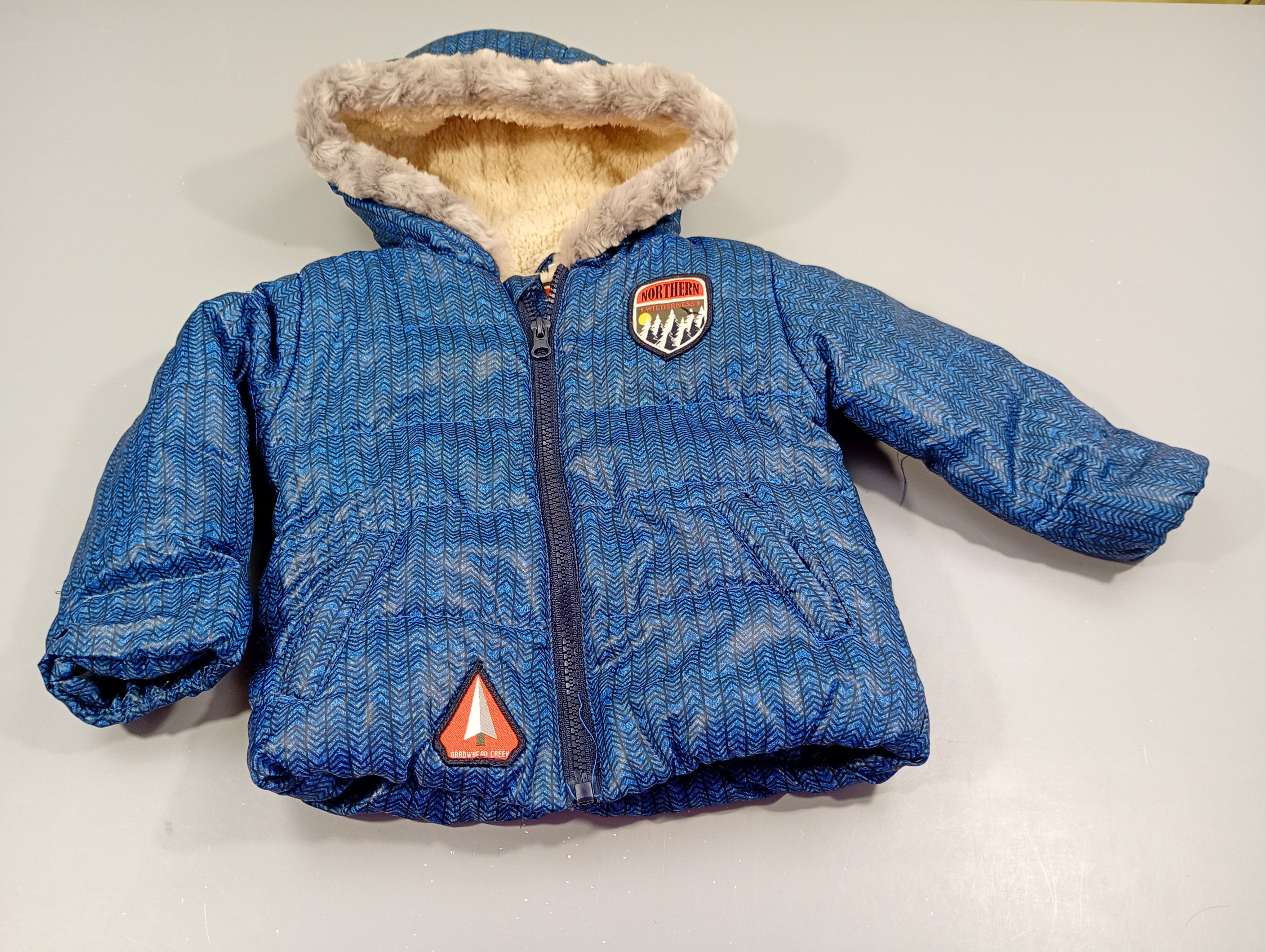 Veste zippée à capuche bleue à motifs, ecusson 