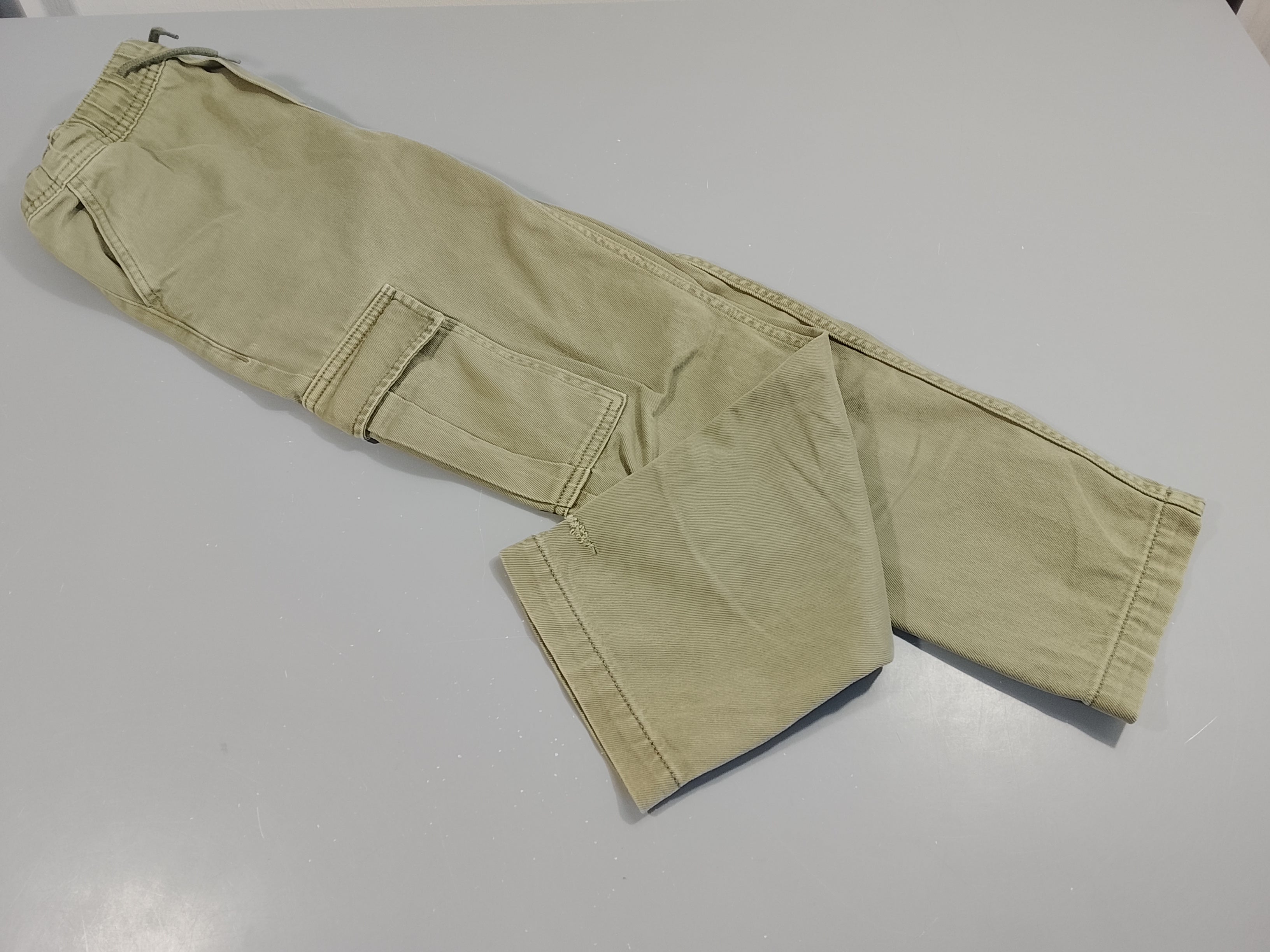Pantalon cargo denim kaki , petit prix car recousu sur le bas