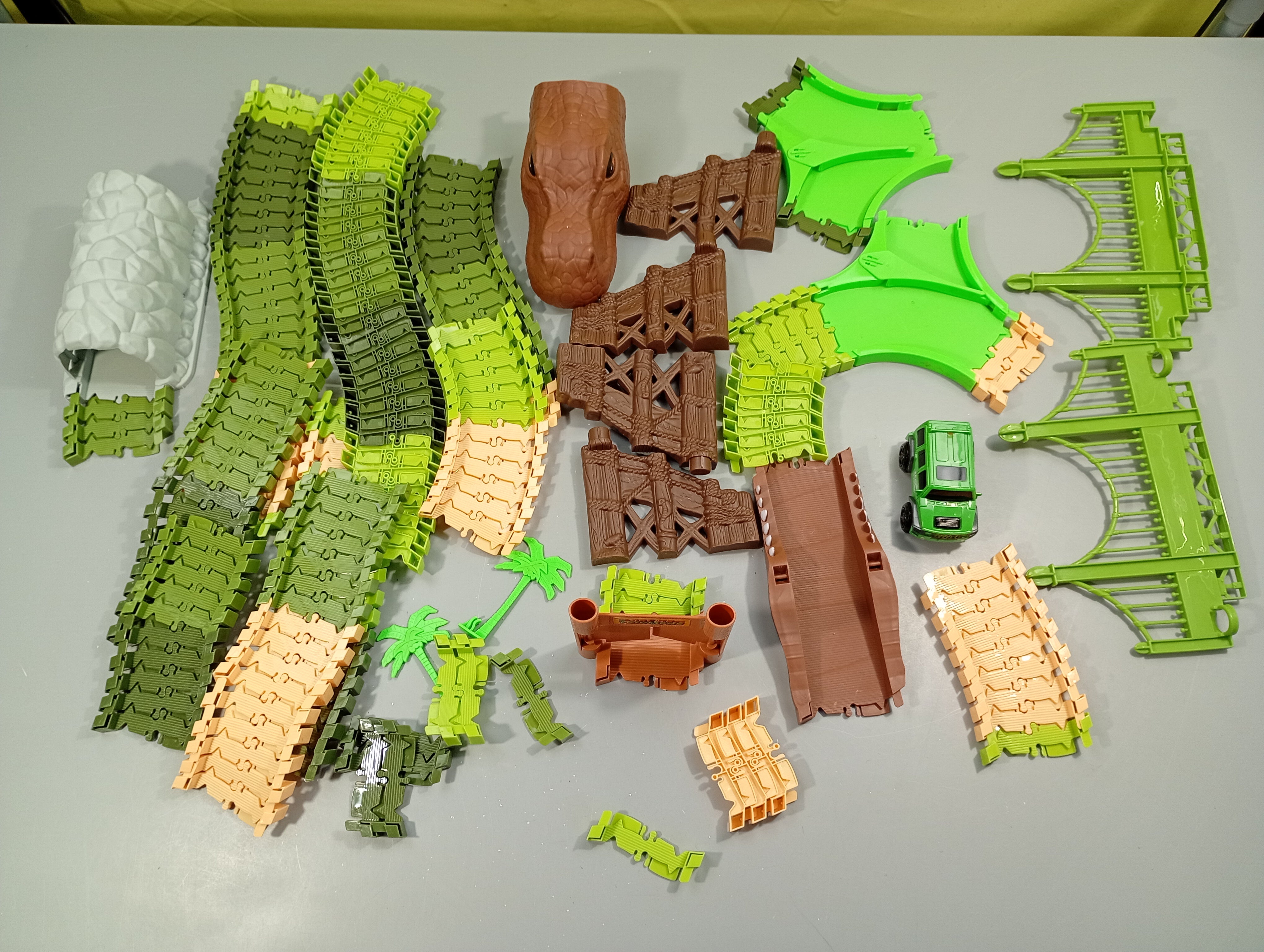 Circuit voiture dinosaure