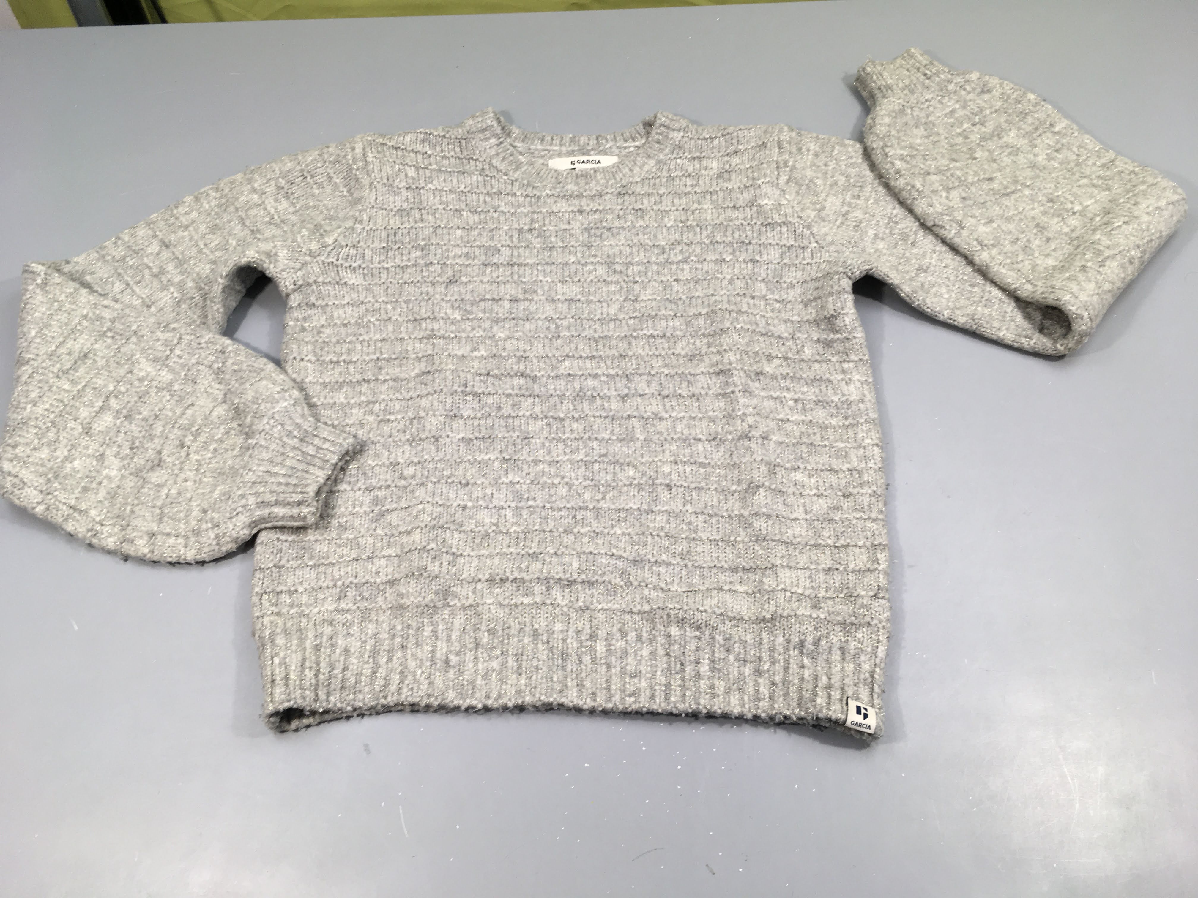 Pull gris clair chiné  texturé , fils dorés. Un peu bouloché