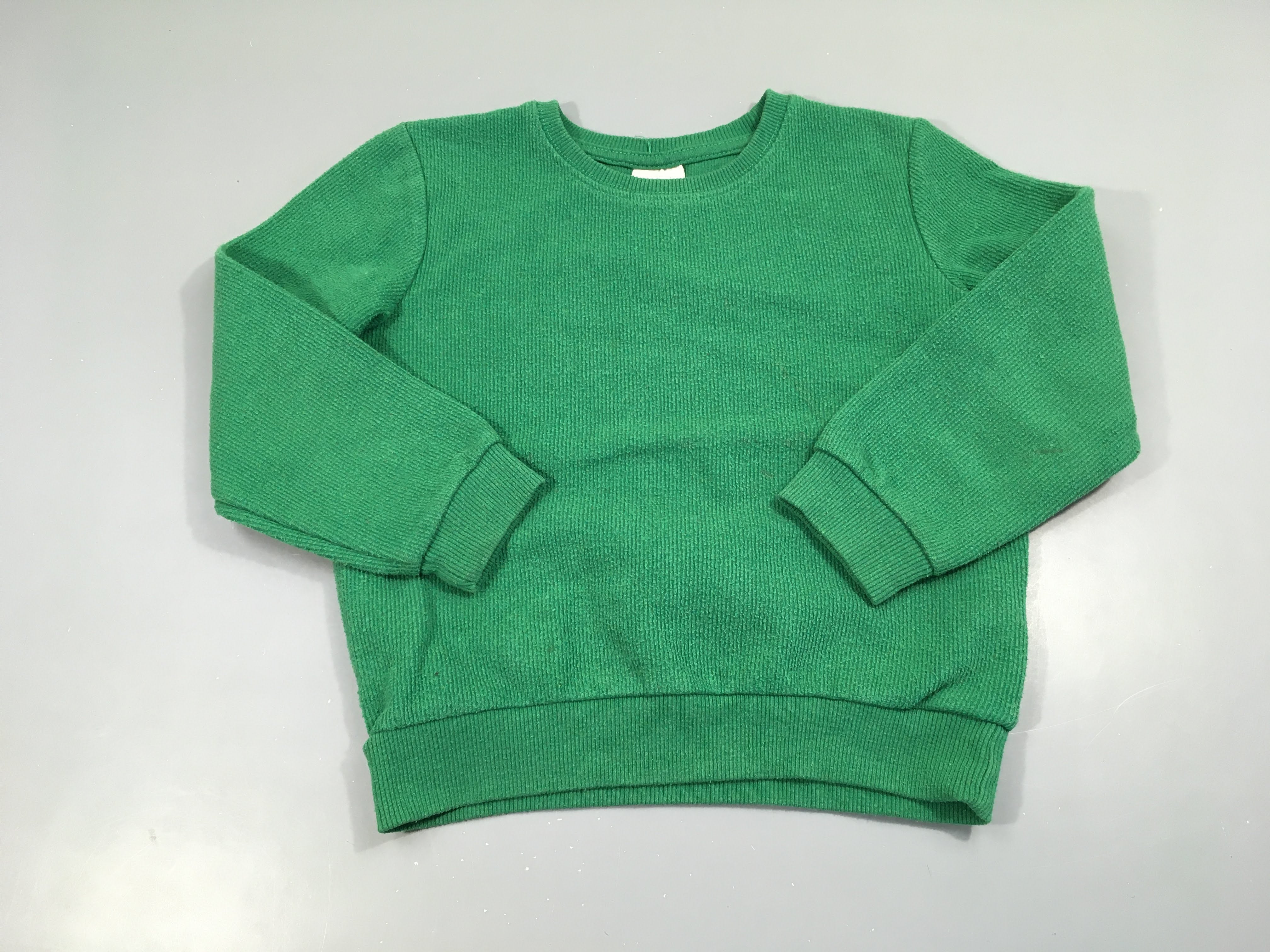 Sweat côtelé vert, bouloché