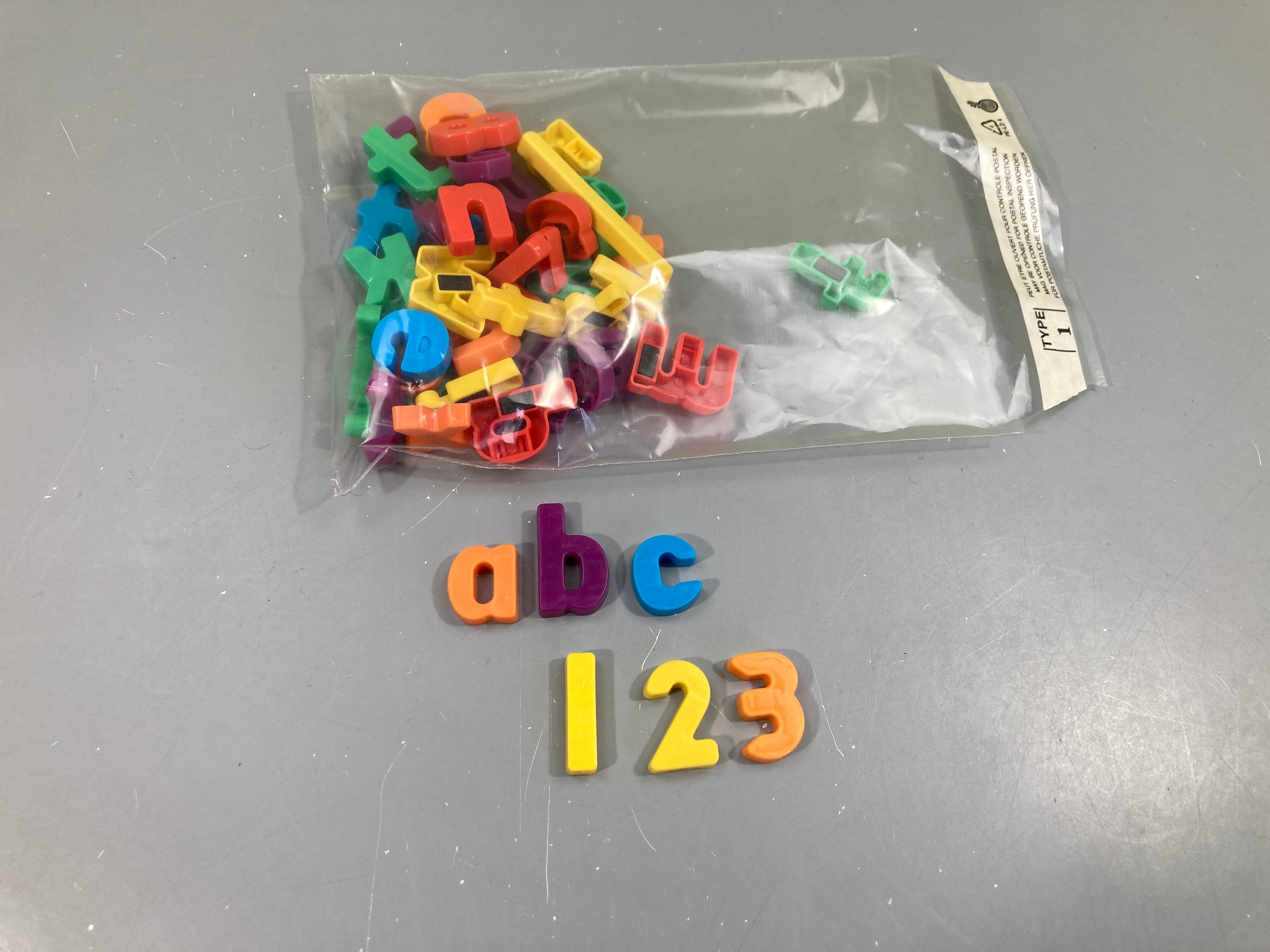 Lot de lettres et chiffres aimantés, manque la lettre G et le chiffre 1