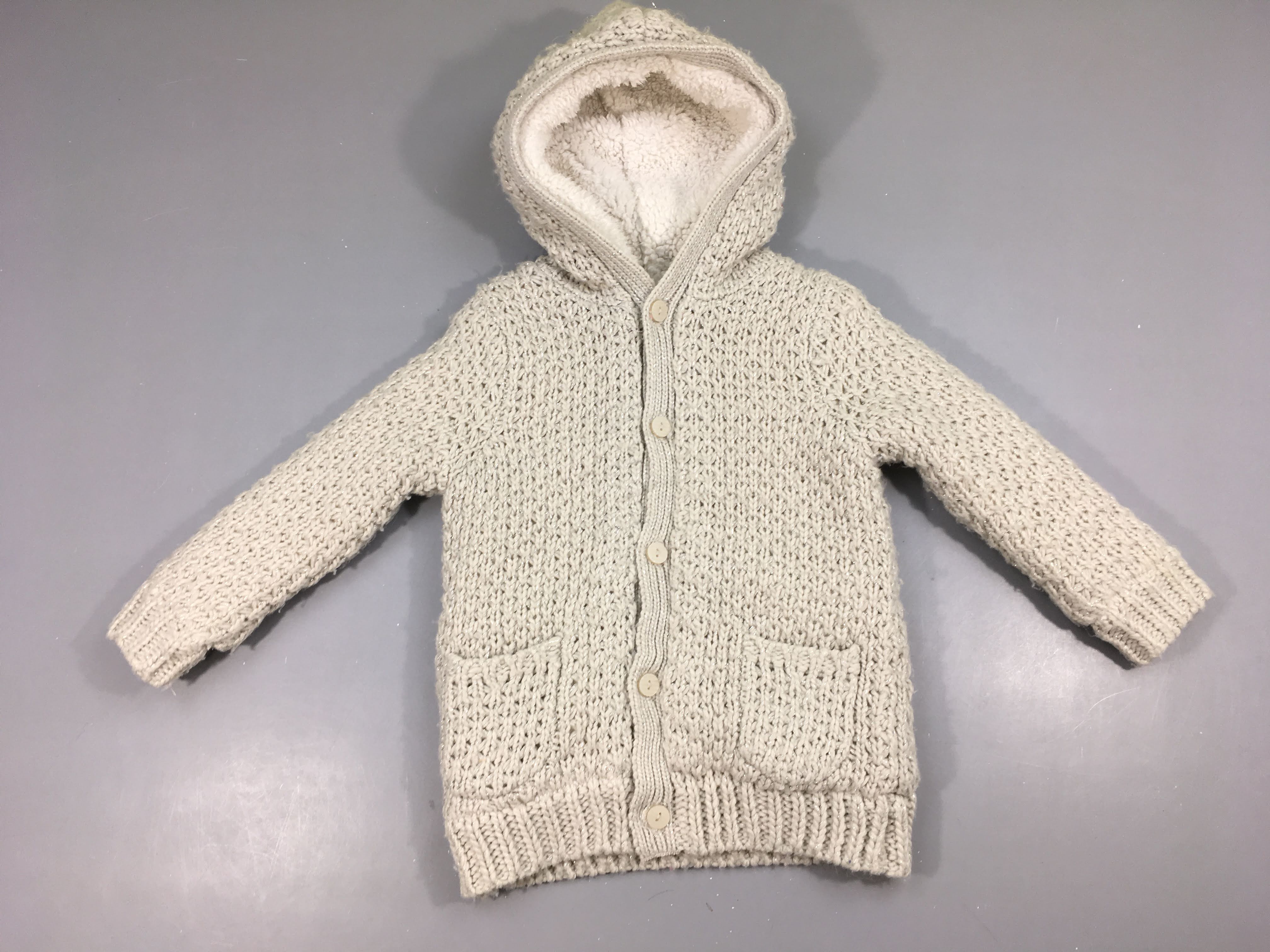 Gilet grosses mailles gris irisé doublé velours à capuche, légèrement bouloché