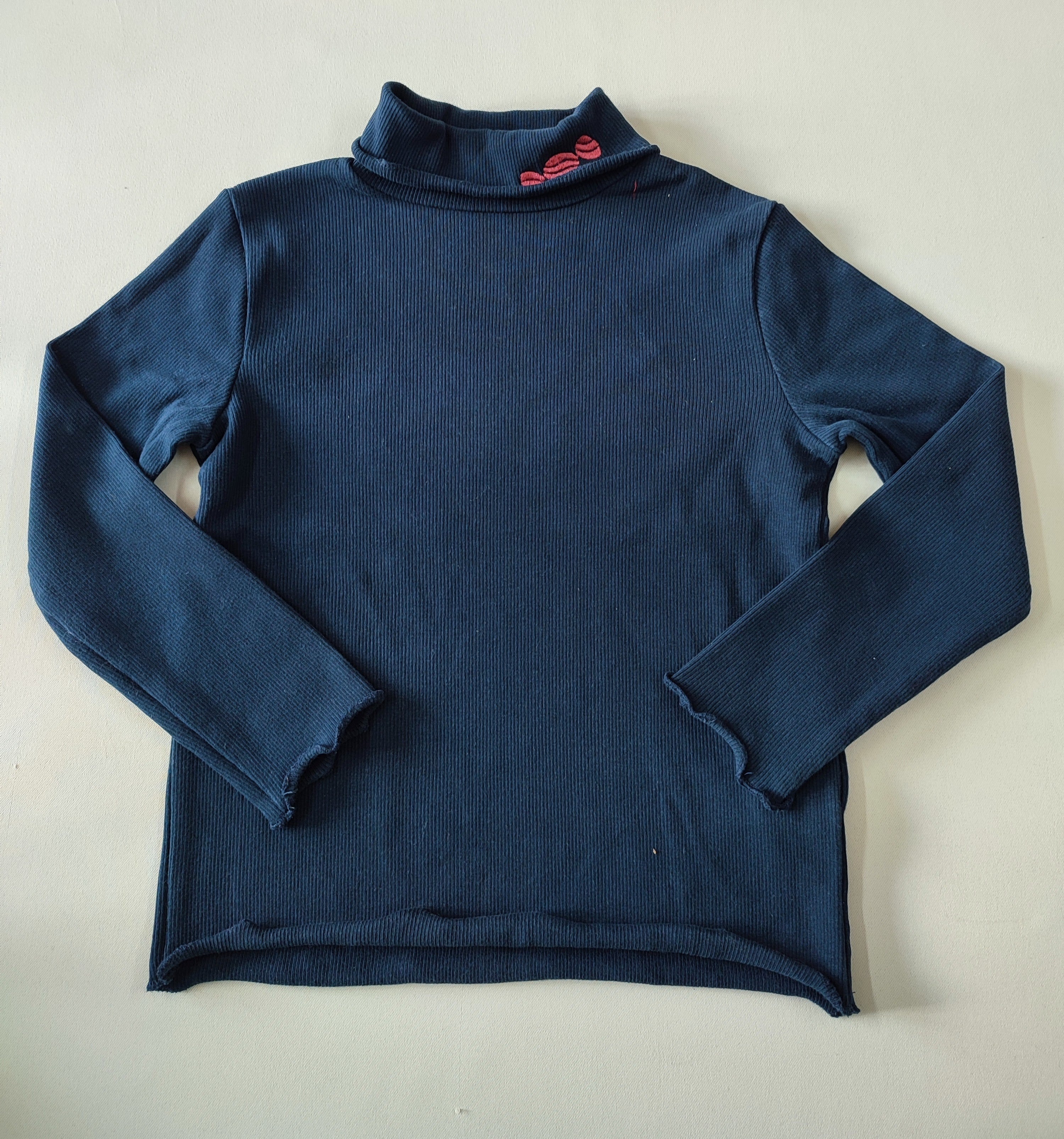 T-shirt m.l col roulé bleu texturé bonbon rose au col