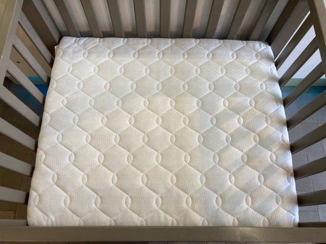 Parc cubic taupe réglable sur 3  hauteurs + Matelas déhoussable avec Alèse (auréolée)  L-99cm l-80cm Traces/petits coup sur pans latéraux., moins cher chez Petit Kiwi