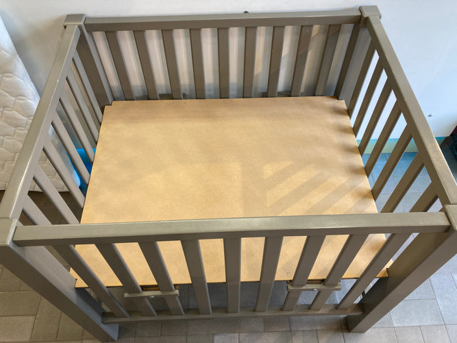 Parc cubic taupe réglable sur 3  hauteurs + Matelas déhoussable avec Alèse (auréolée)  L-99cm l-80cm Traces/petits coup sur pans latéraux., moins cher chez Petit Kiwi