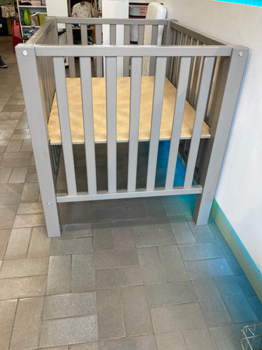 Parc cubic taupe réglable sur 3  hauteurs + Matelas déhoussable avec Alèse (auréolée)  L-99cm l-80cm Traces/petits coup sur pans latéraux., moins cher chez Petit Kiwi
