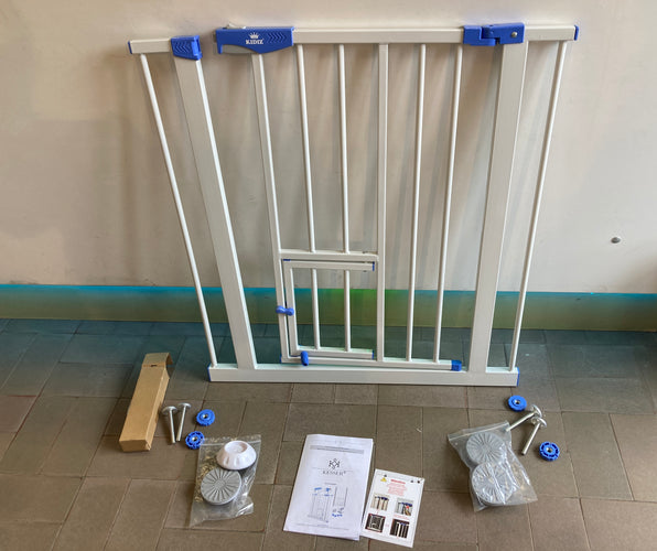 Barrière de sécurité d'escalier/porte 74à 87 cm avec chatière Sans perçage. Métal blanc-bleu Plastique un peu blanchi, moins cher chez Petit Kiwi