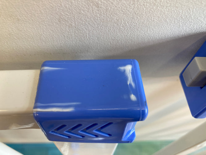 Barrière de sécurité d'escalier/porte 74à 87 cm avec chatière Sans perçage. Métal blanc-bleu Plastique un peu blanchi, moins cher chez Petit Kiwi