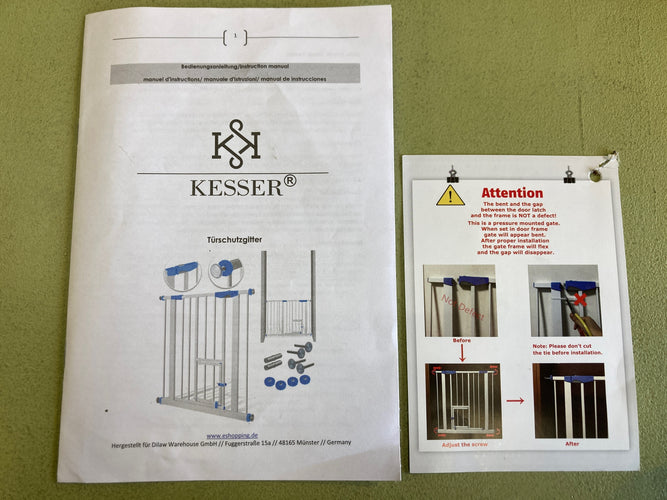 Barrière de sécurité d'escalier/porte 74à 87 cm avec chatière Sans perçage. Métal blanc-bleu Plastique un peu blanchi, moins cher chez Petit Kiwi