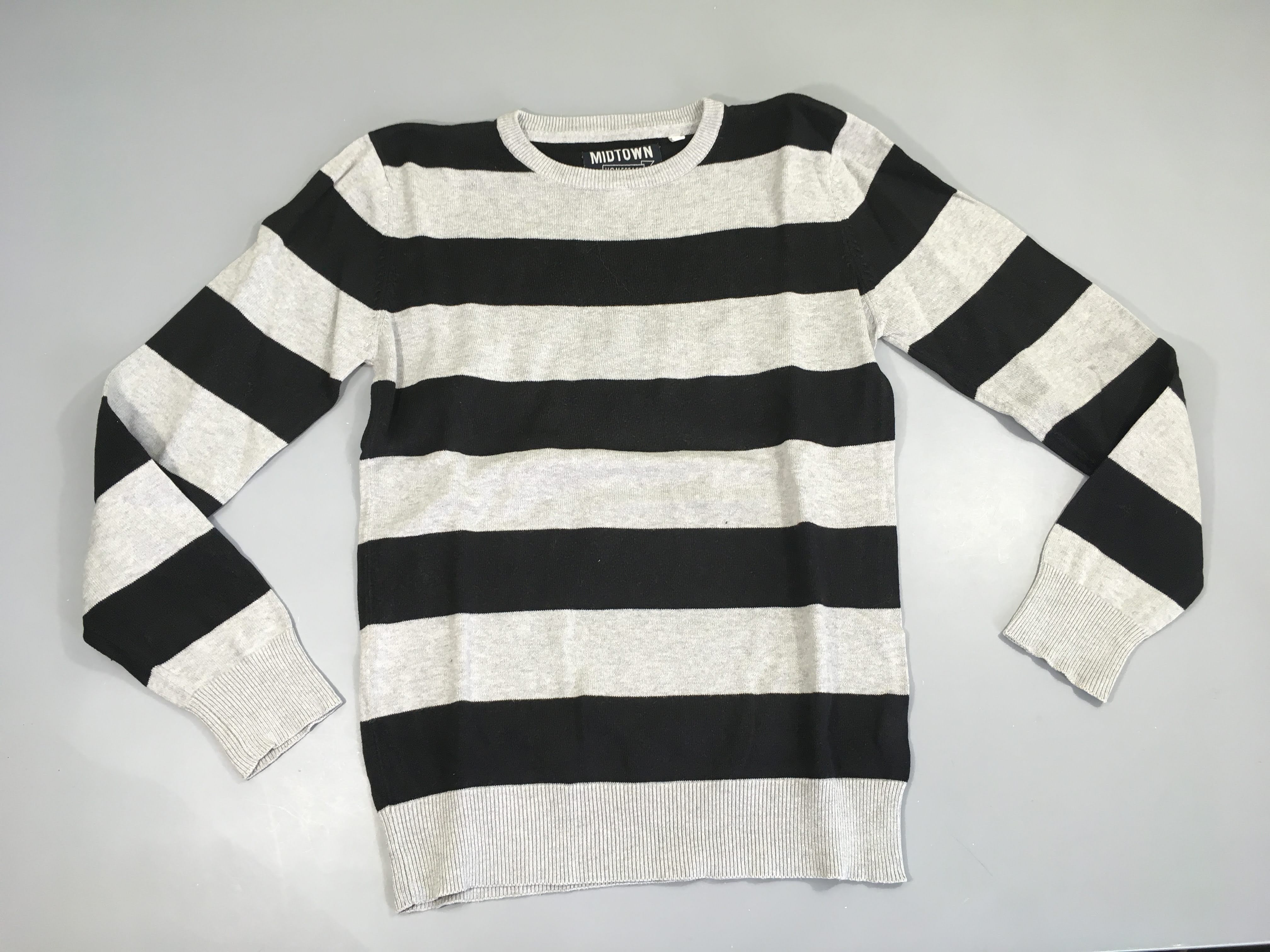 Pull gris rayé noir