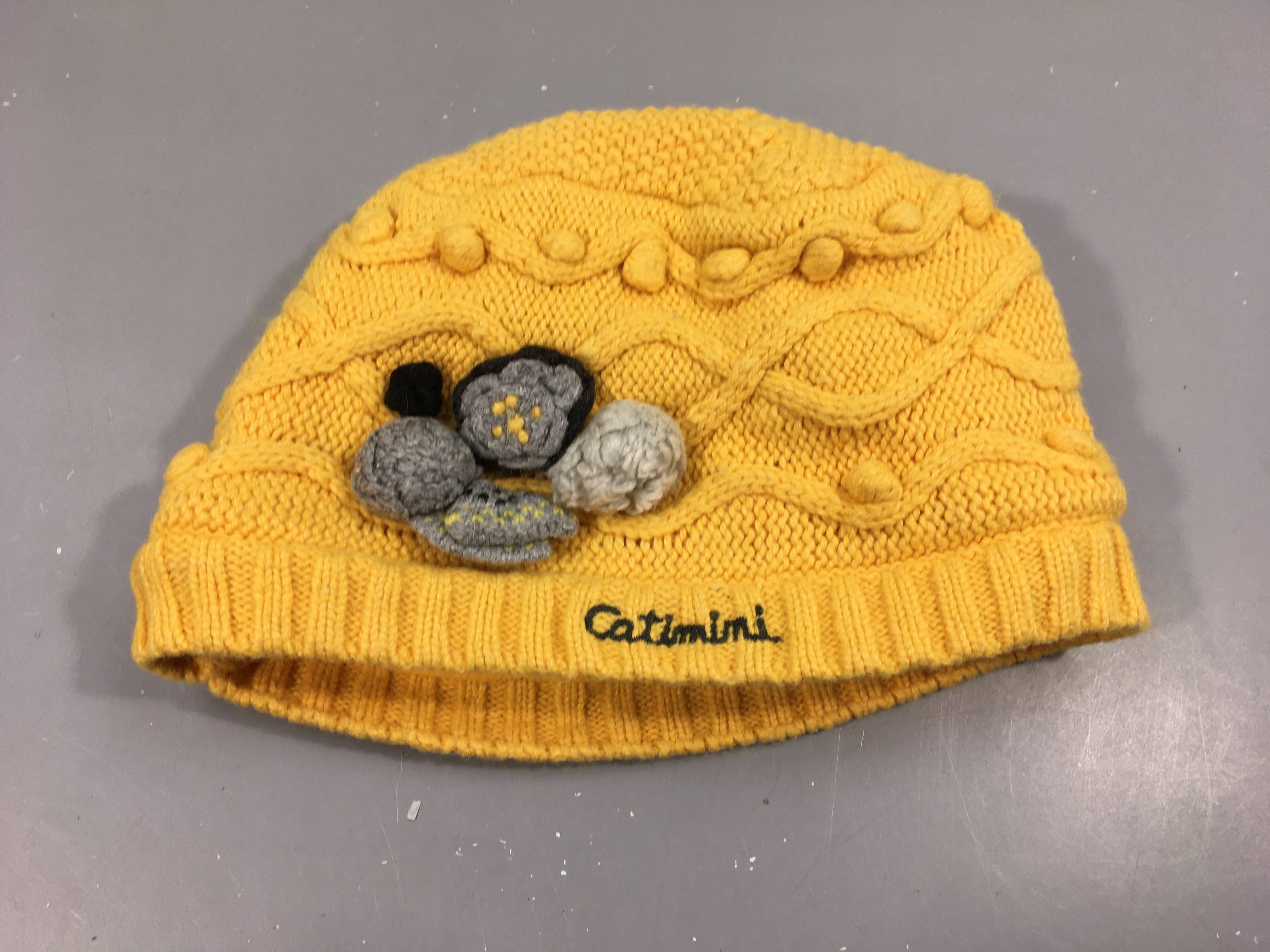 Bonnet tricot jaune, pompons , intérieur polar 
