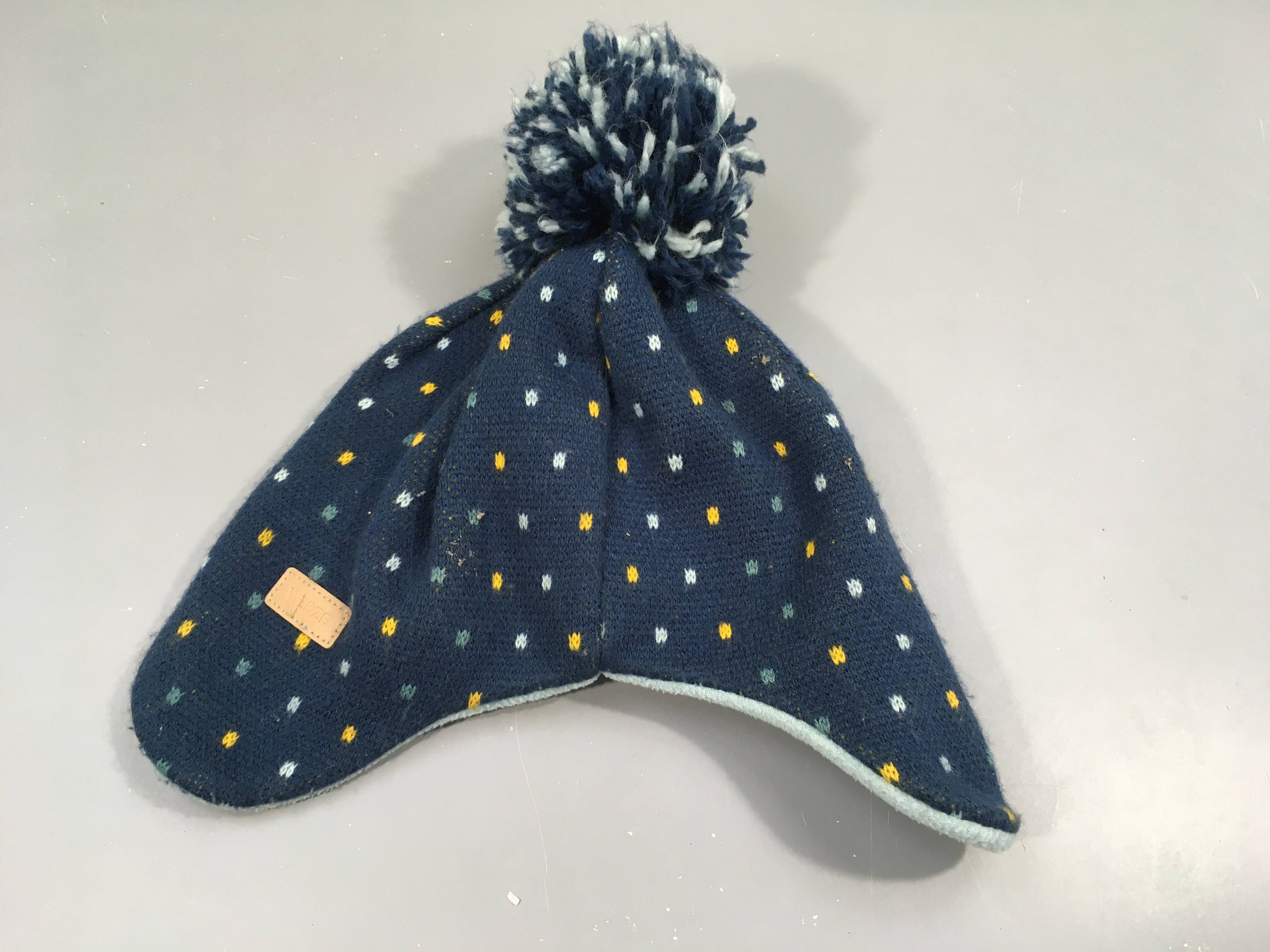 Bonnet bleu marine motifs bleu, jaune, pompon 