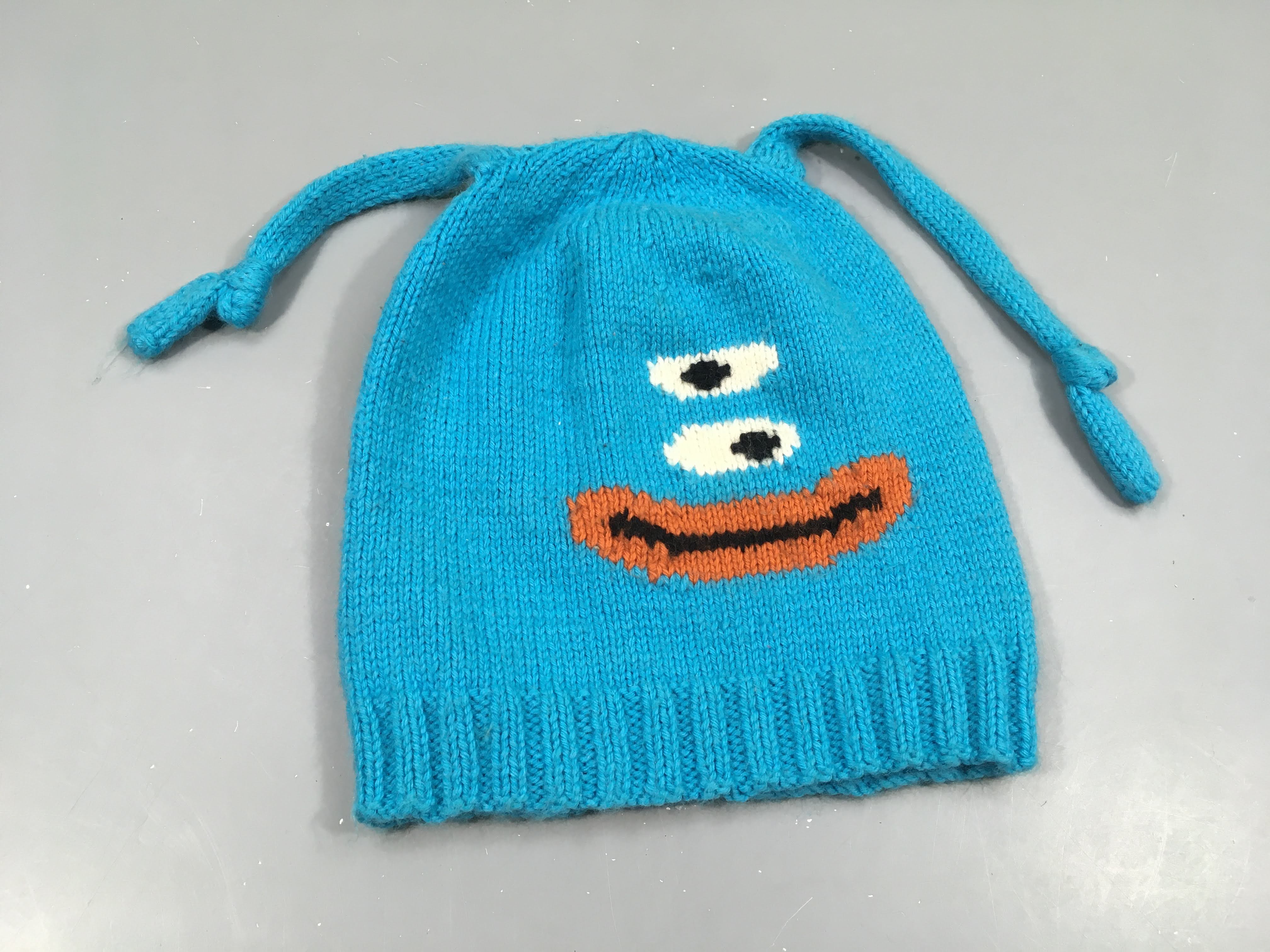 Bonnet bleu monstre