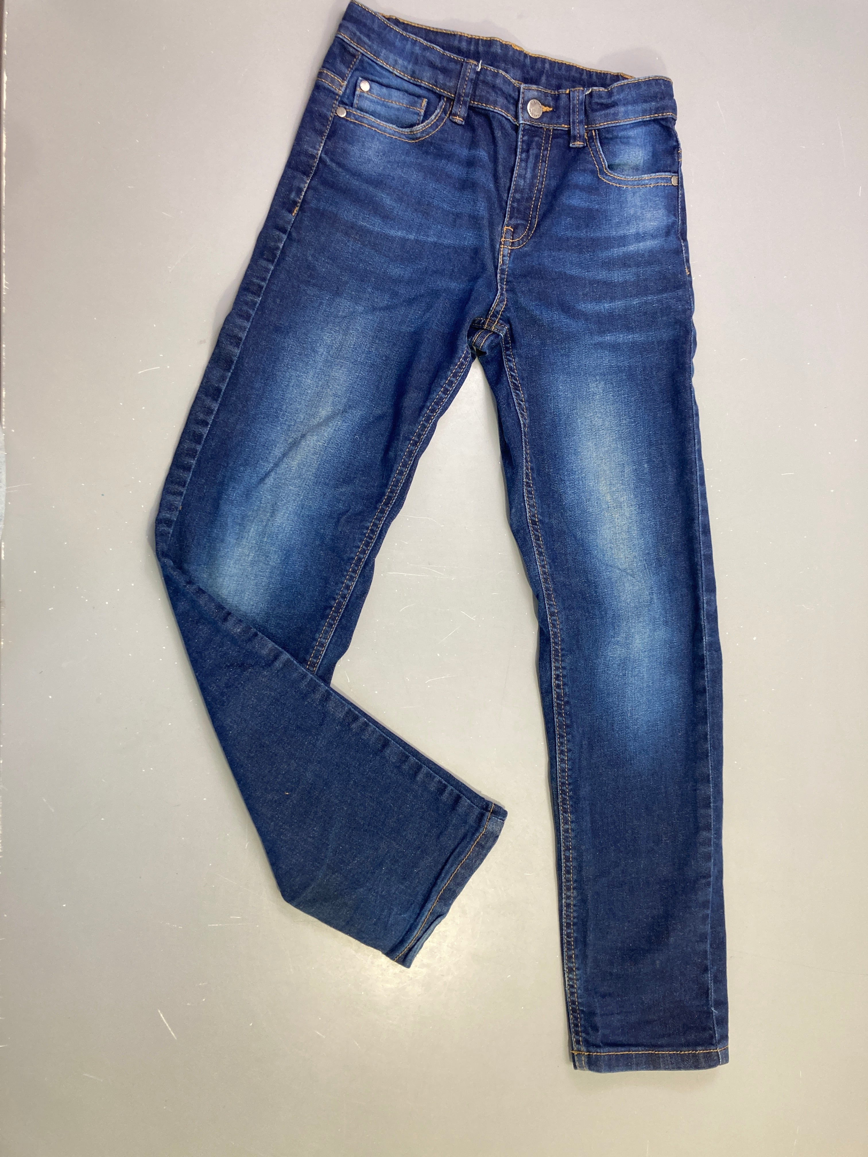 Jean droit bleu délavé