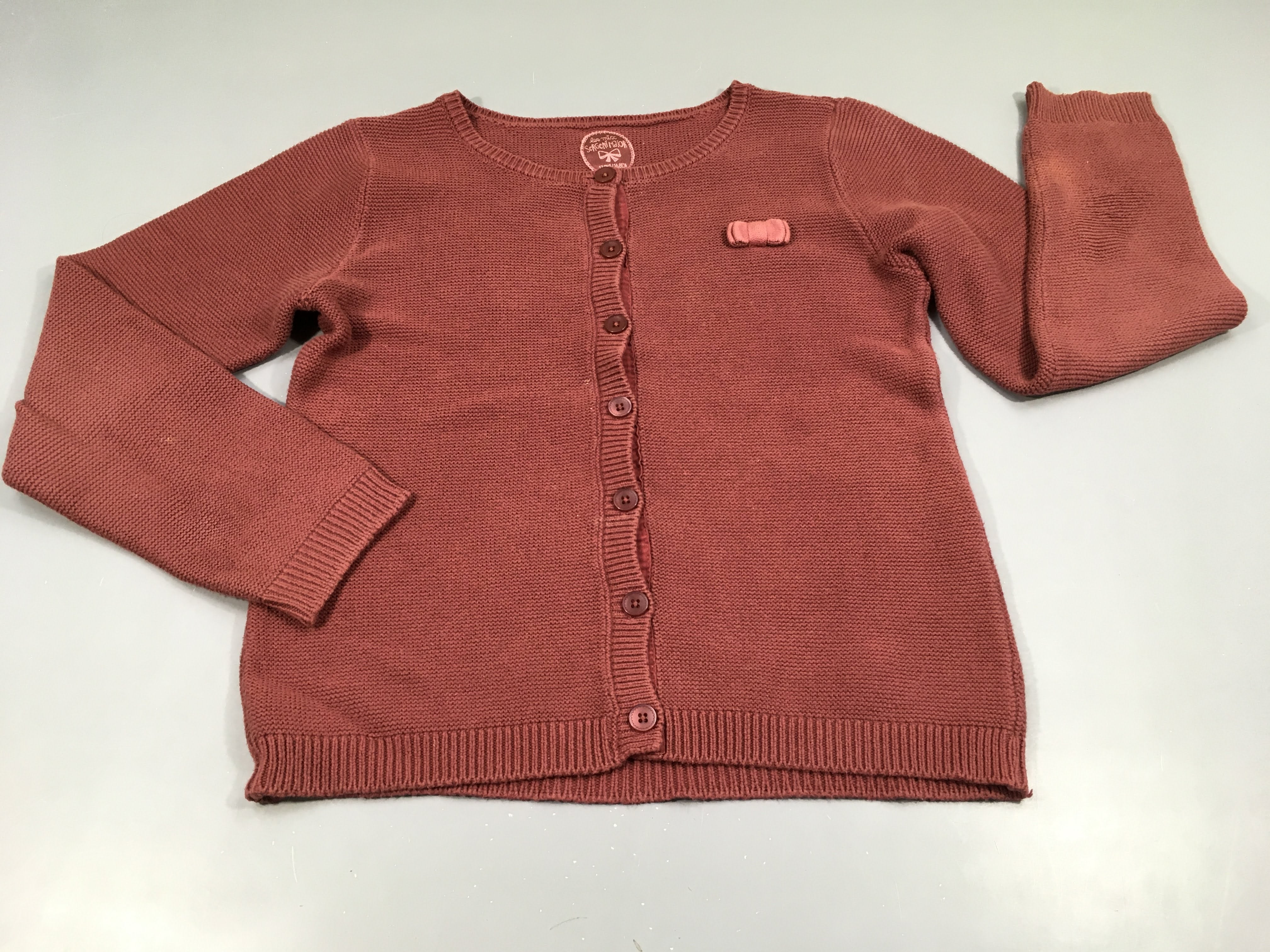 Gilet vieux rose, petit noeud . Petite tache à relaver