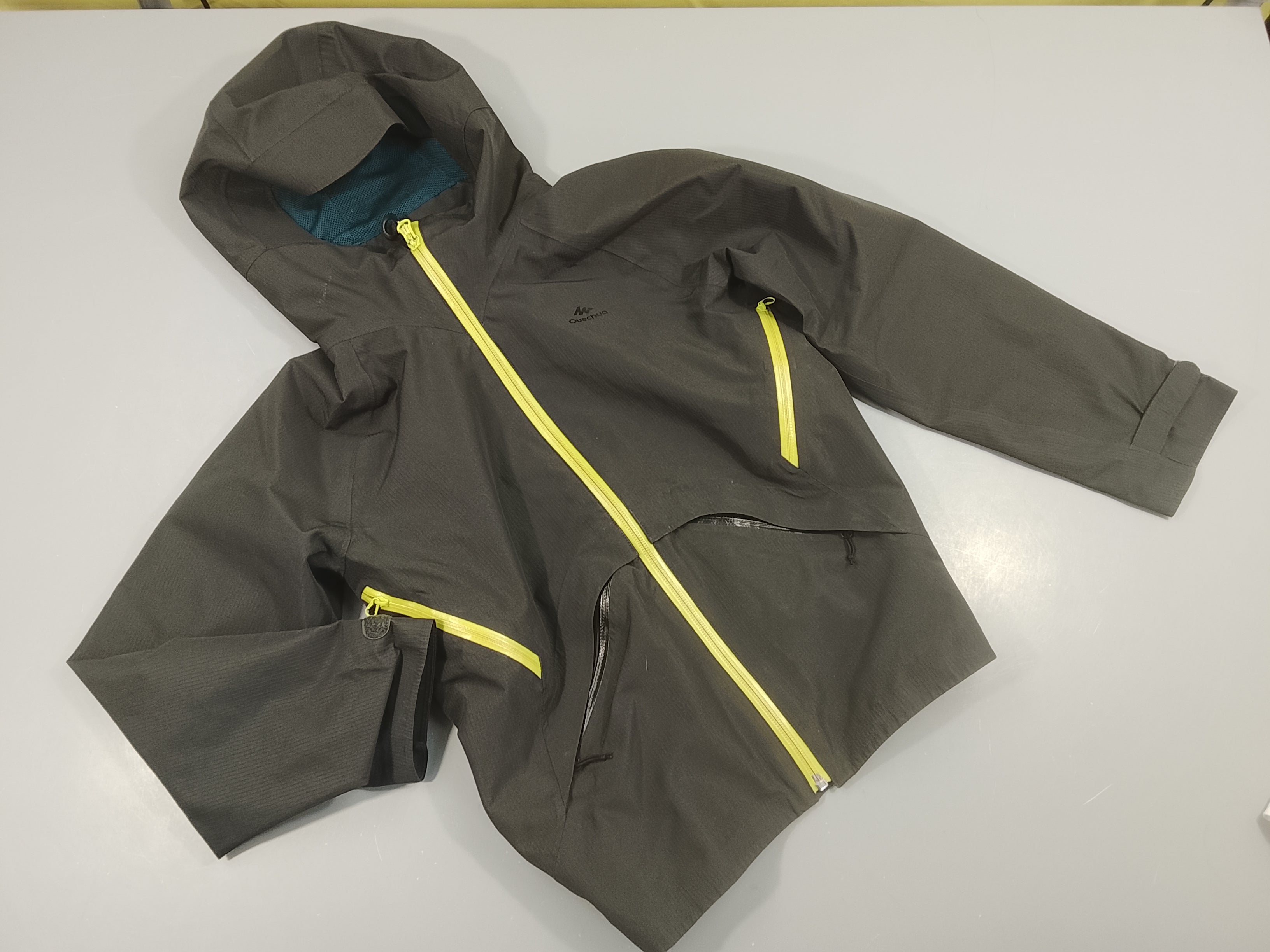 Veste style coupe zippée à capuche noir  et jaune 