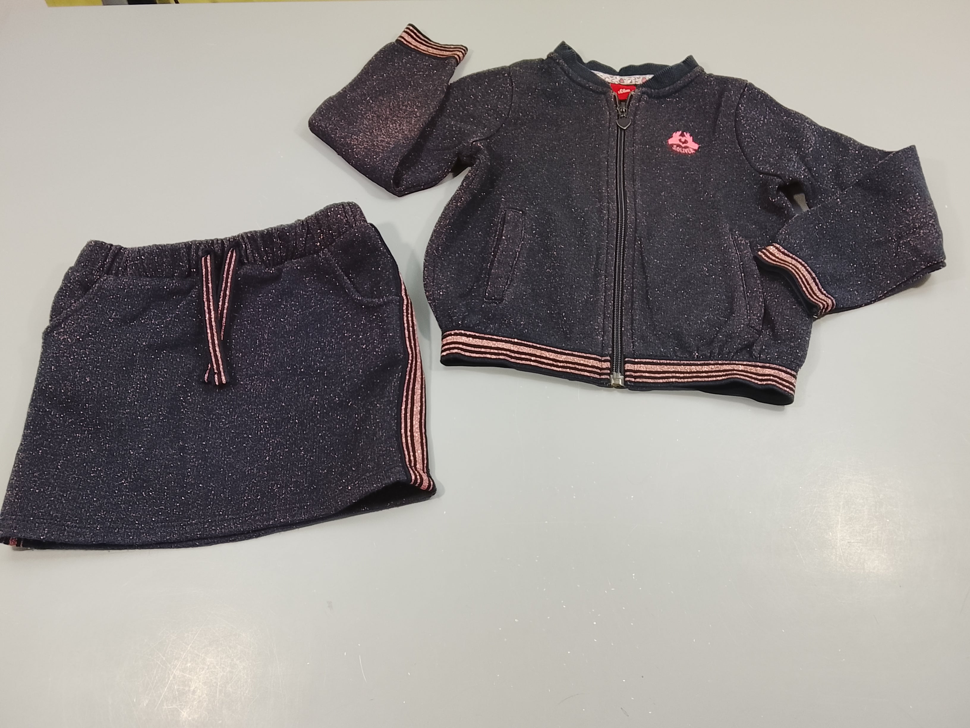 Ensemble  gilet zippé bleu marine + jupe bleu marine pailleté rose