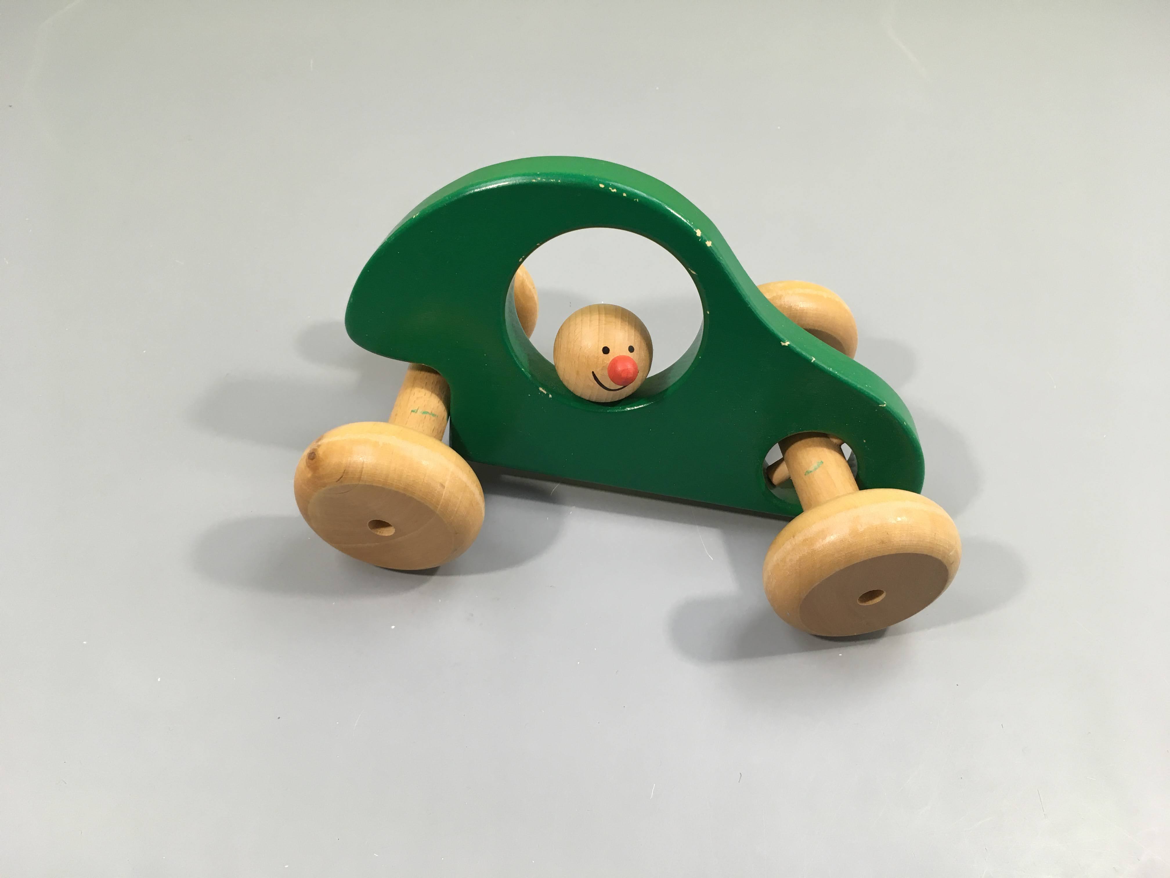 Voiture en bois verte, coups dans la peinture