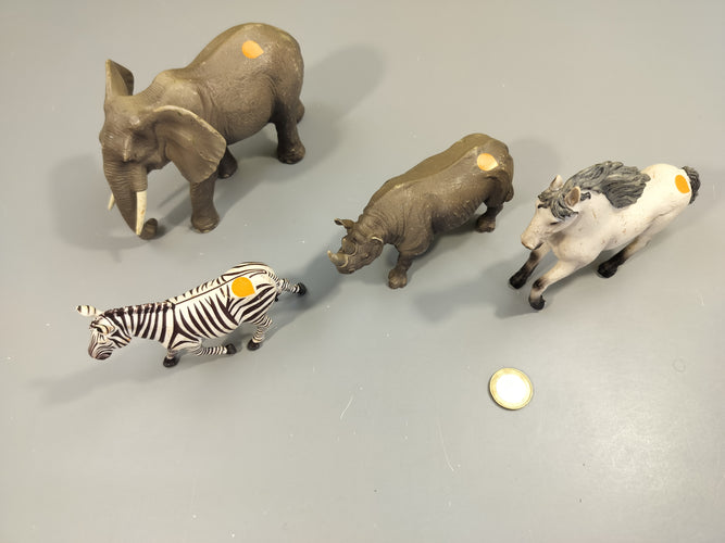 Lot de 4 figurines animaux (éléphant, zèbre, cheval, rhinocéros), moins cher chez Petit Kiwi