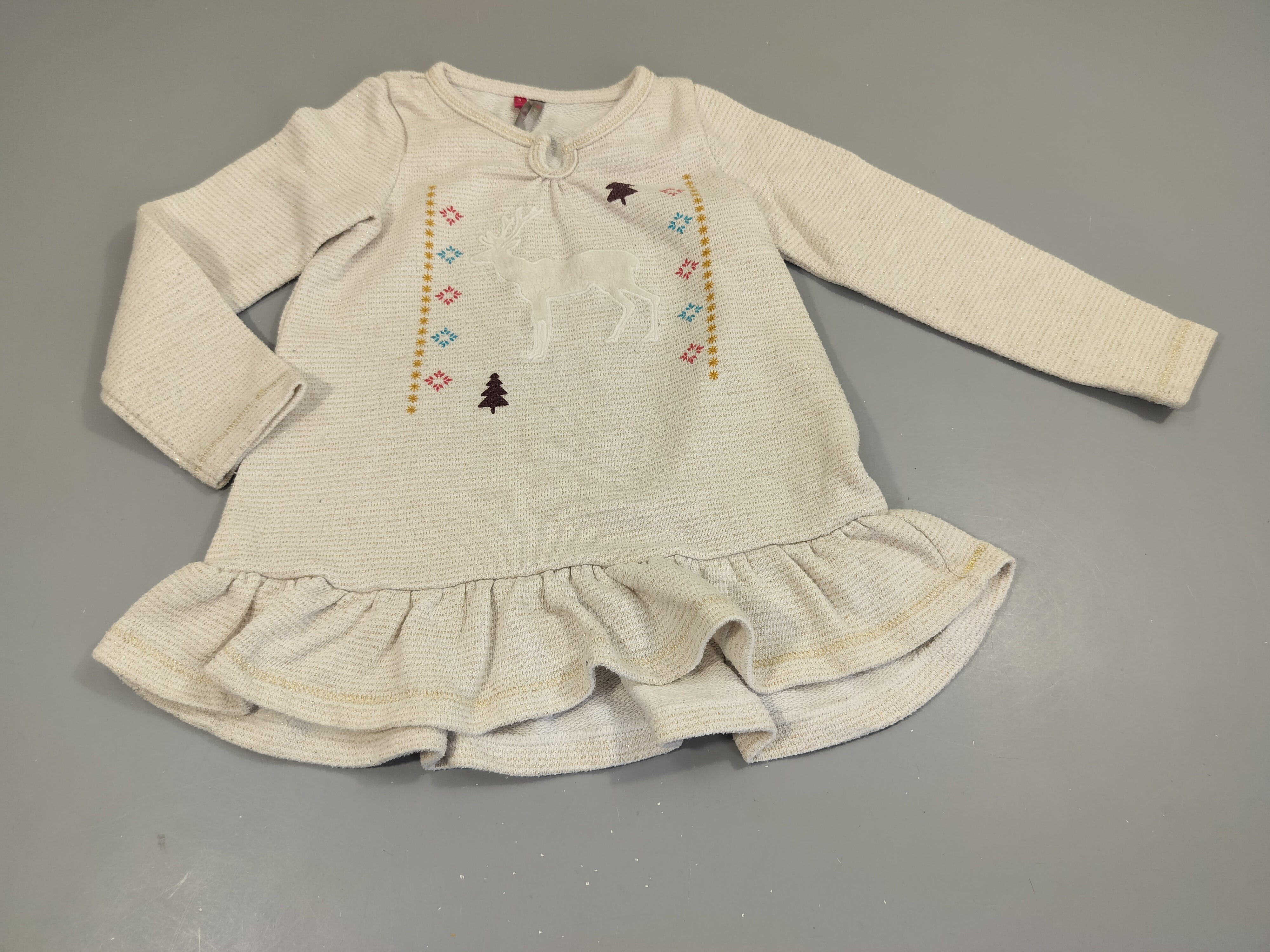 Robe m.l  blanche , cerf , petite tache