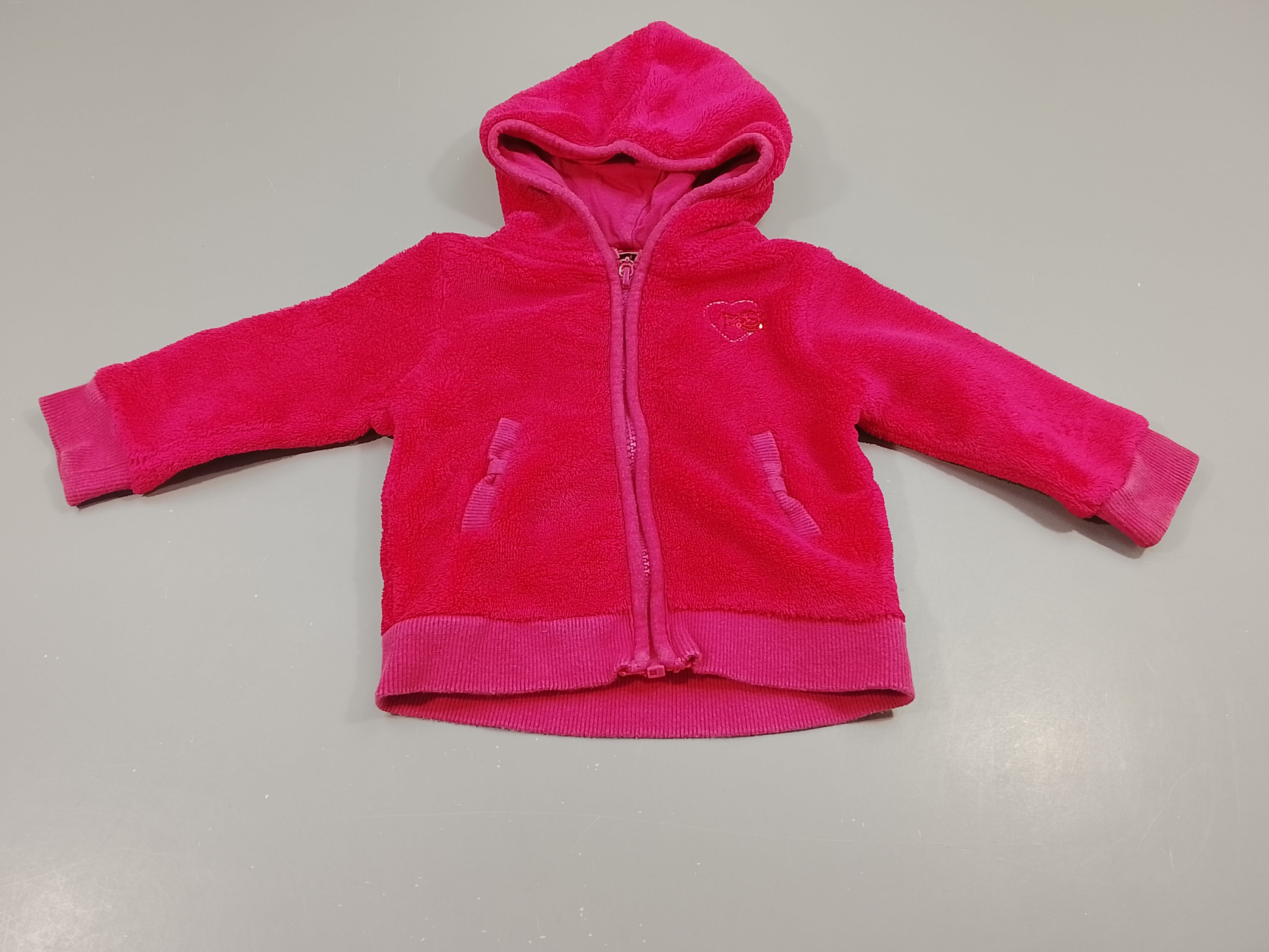 Gilet zippé à capuche  rose fuschia, coeur poisson strass (pas de taille indiquée, estimée 9m