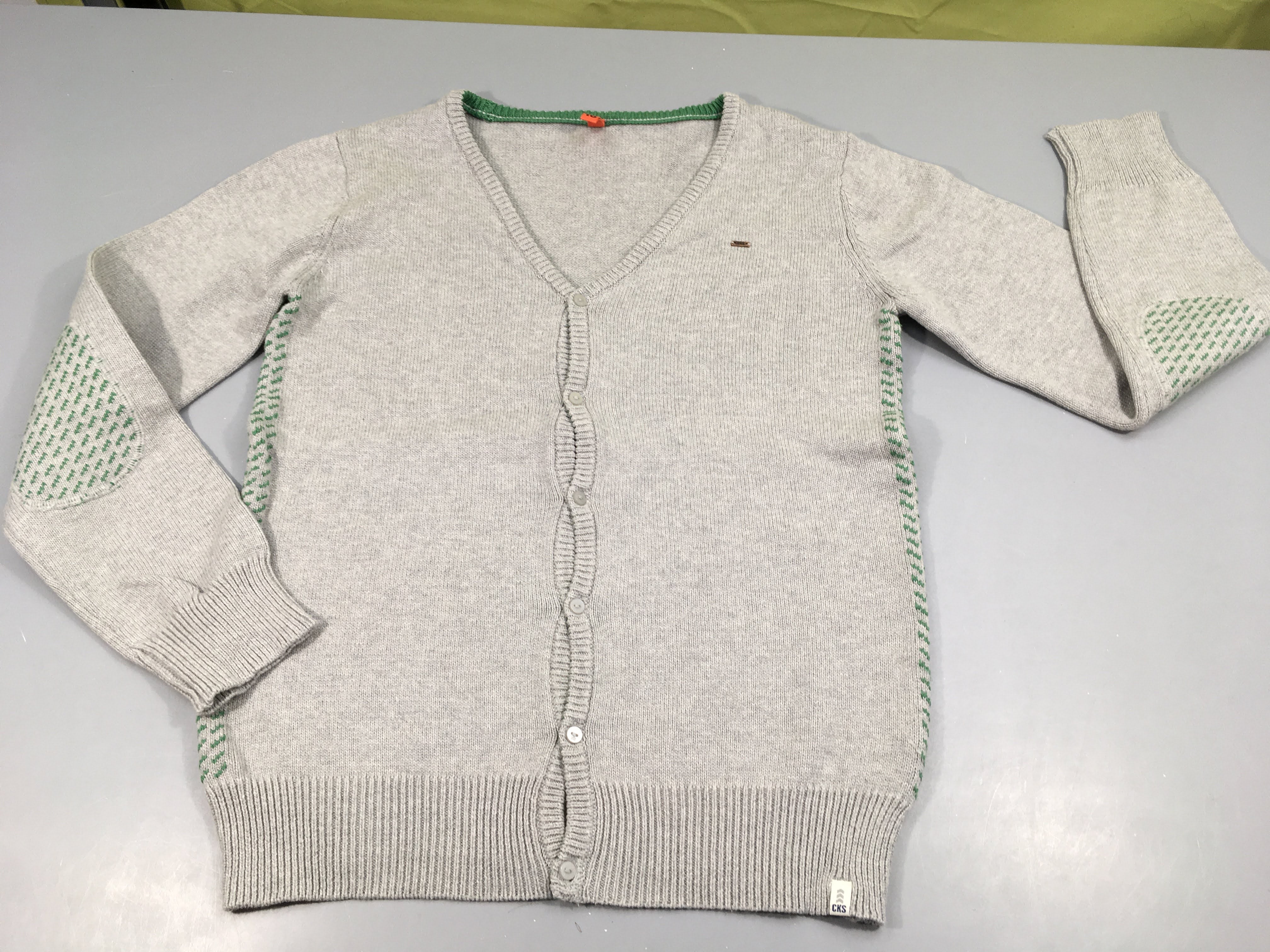 Gilet gris et vert col V, petit médaillon 