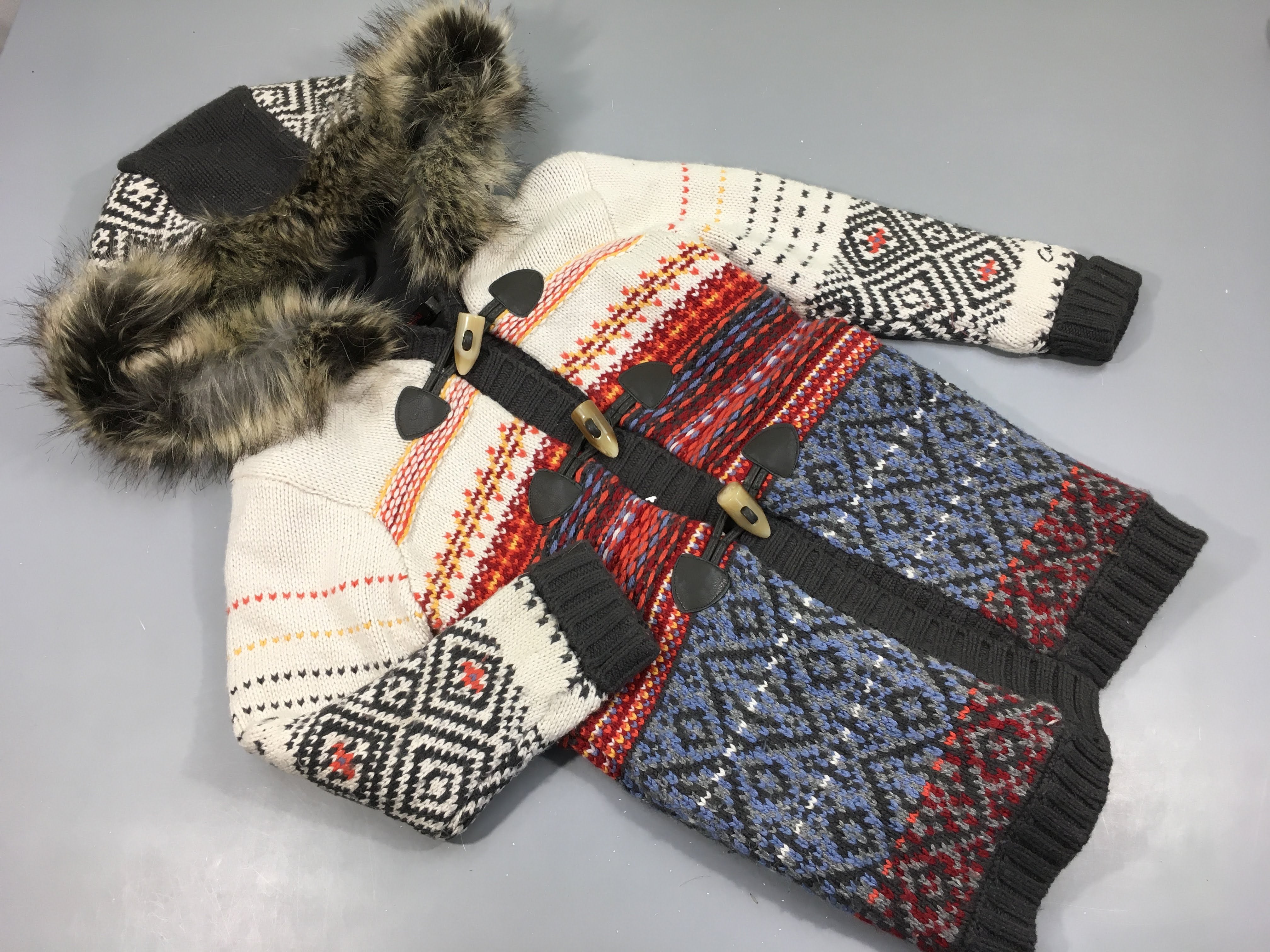 Gilet long  tricot à motifs, écru rouge, gris,... à capuche avec fausse fourrure doublée polar