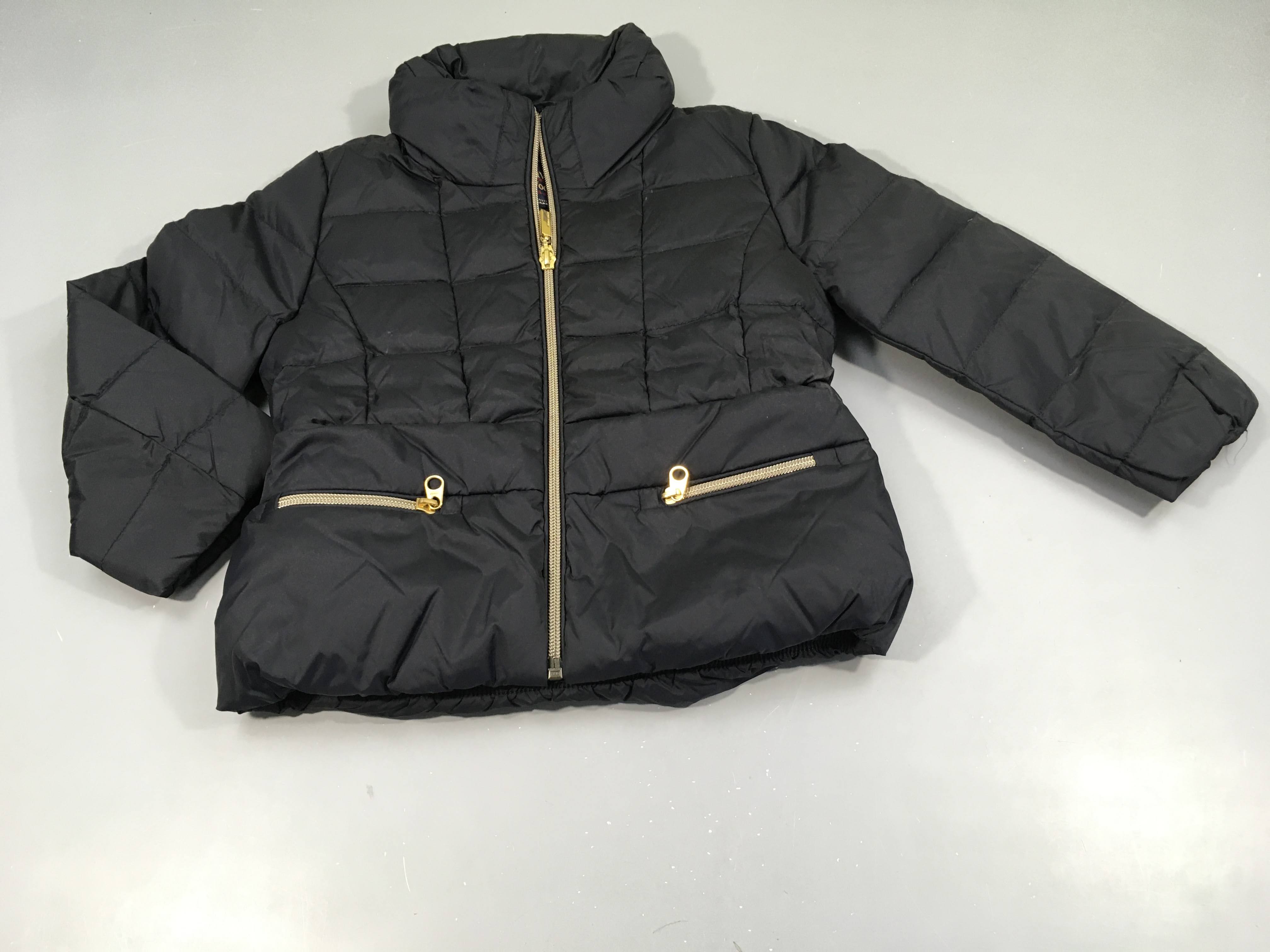 Veste noire zippée à capuche (rangée dans le col )