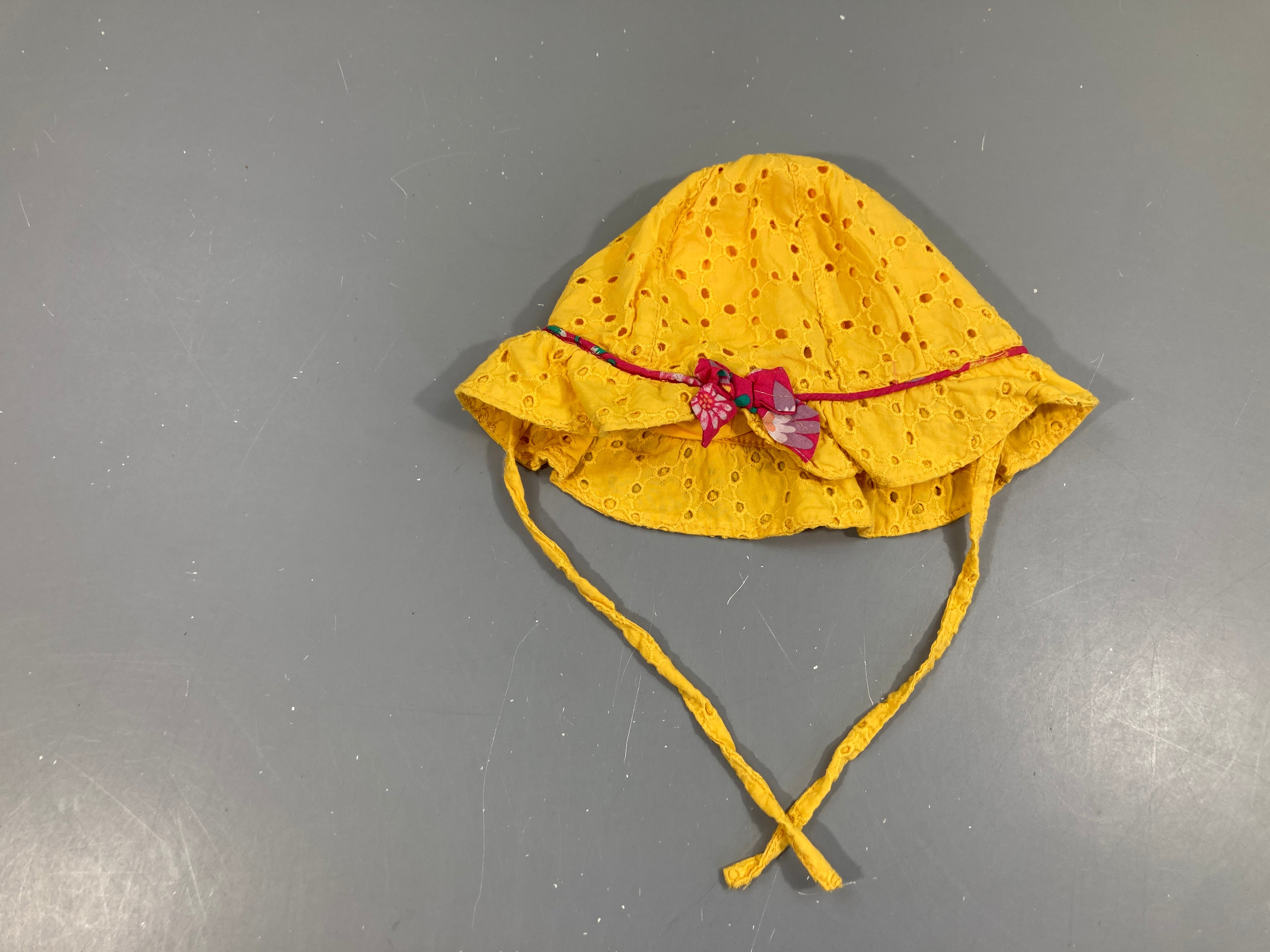 Chapeau jaune broderies, 45cm
