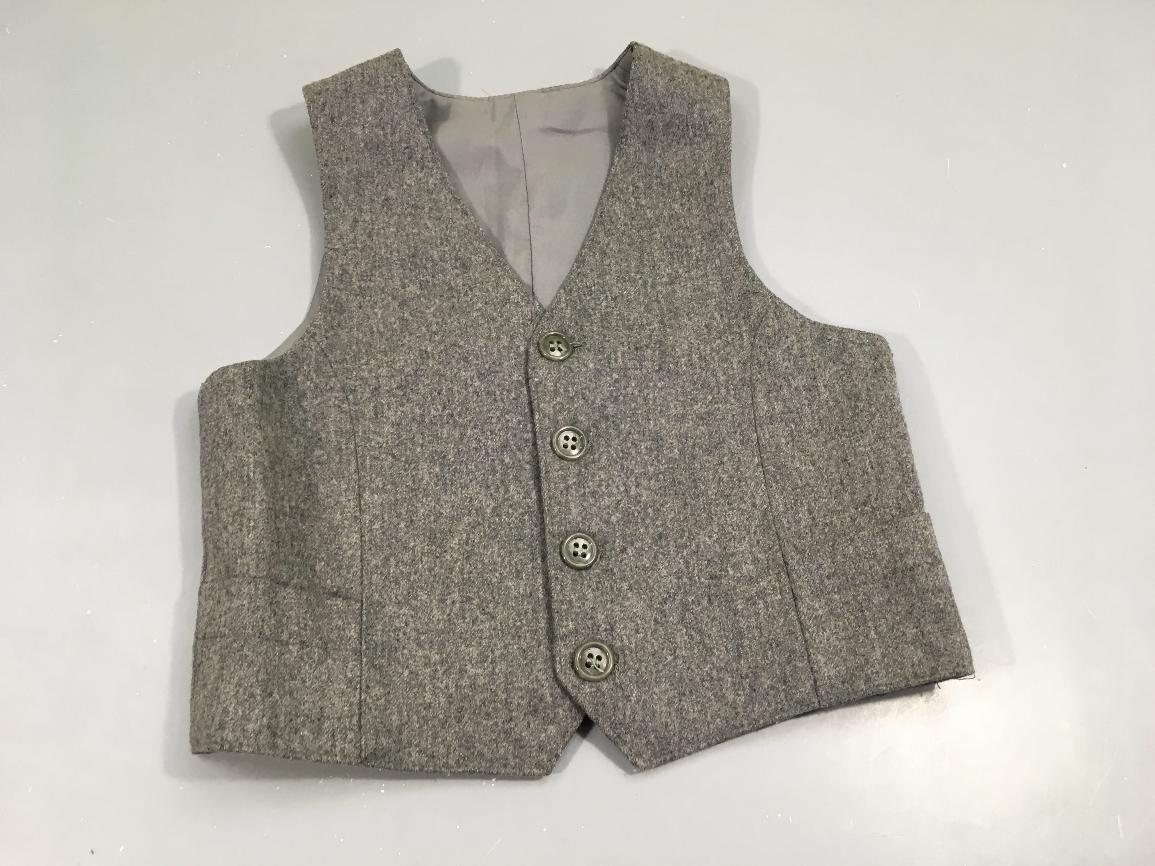 Gilet s.m  gris chiné. Pas de taille indiquée, estimée 4a