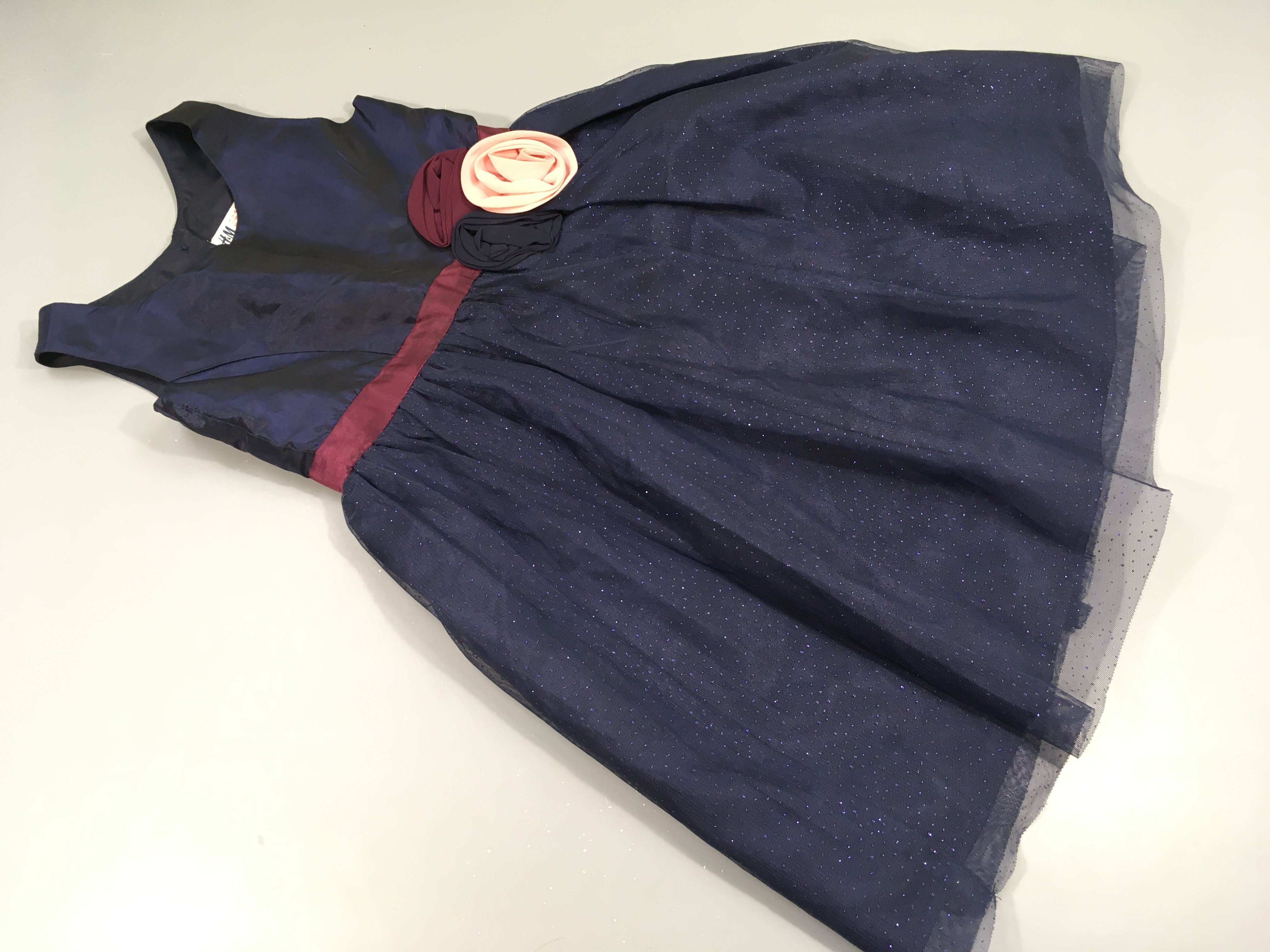 Robe s.m bleu marine dessus satiné, dessous tulle pailleté, fleurs à la tailles