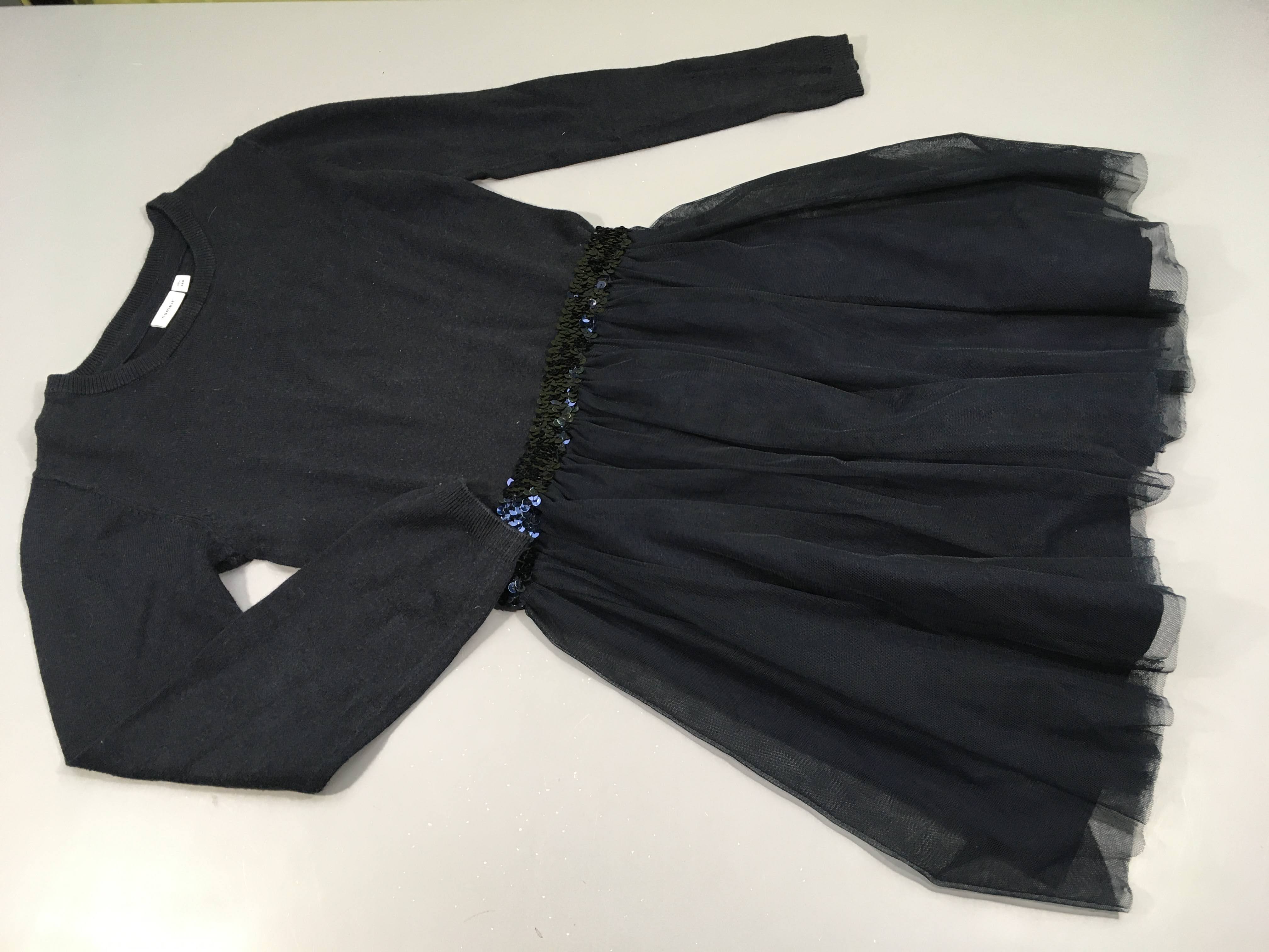 Robe m.l bleu marine ,  sequins à la tailles, dessous en tulles