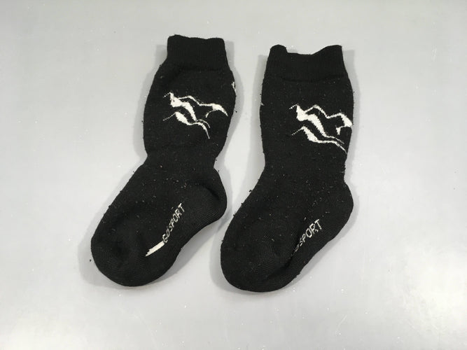 Chaussettes noir et blanc "Go sport", un peu boulochées (23-26), moins cher chez Petit Kiwi
