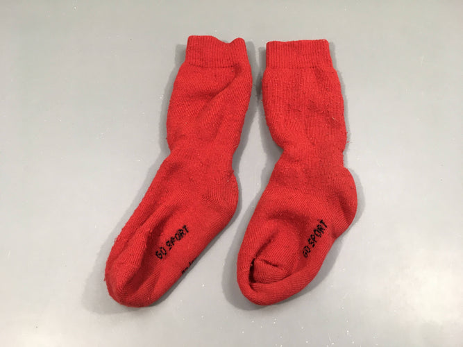 Chaussettes rouges "Go sport" , un peu boulochées (23-26), moins cher chez Petit Kiwi
