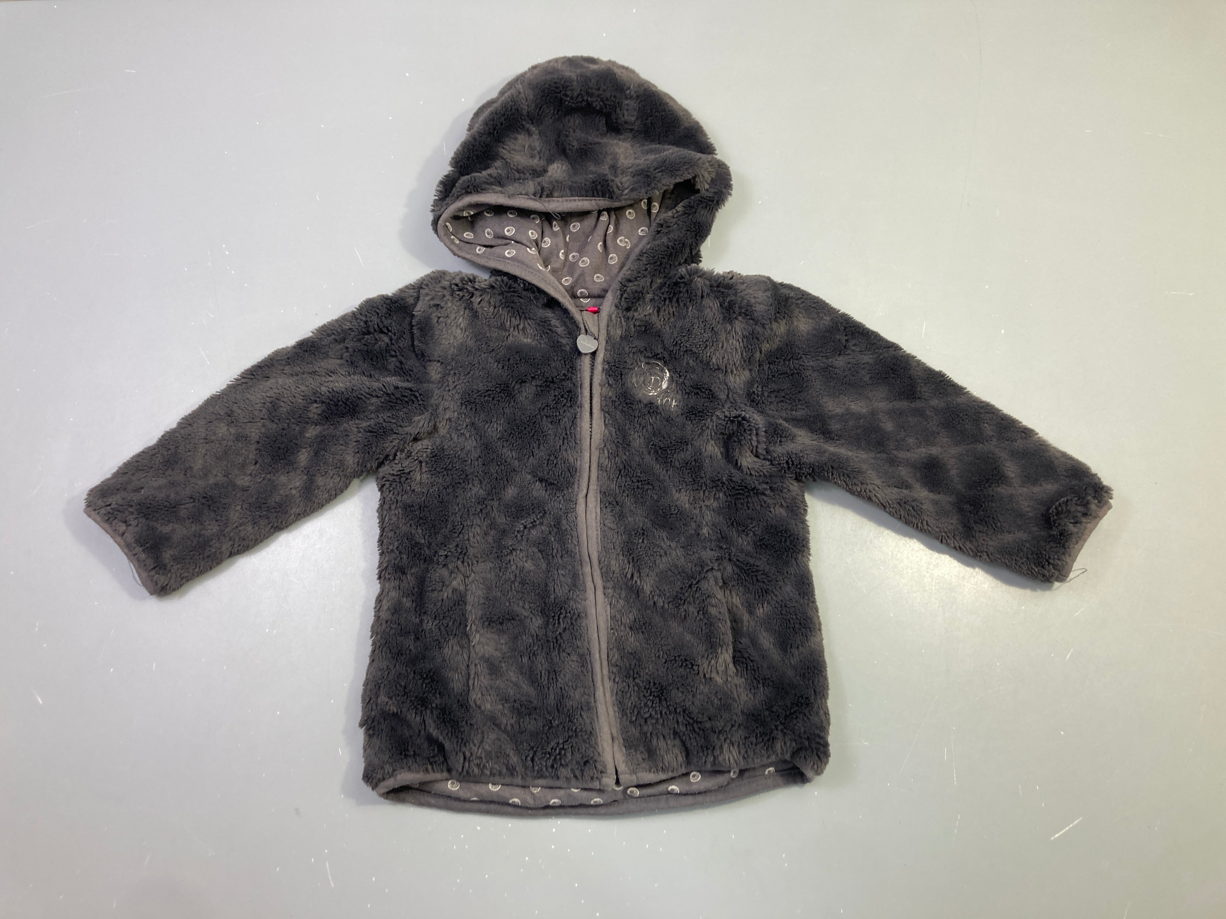 Gilet peluche zippé gris fourrure synthétique à capuche