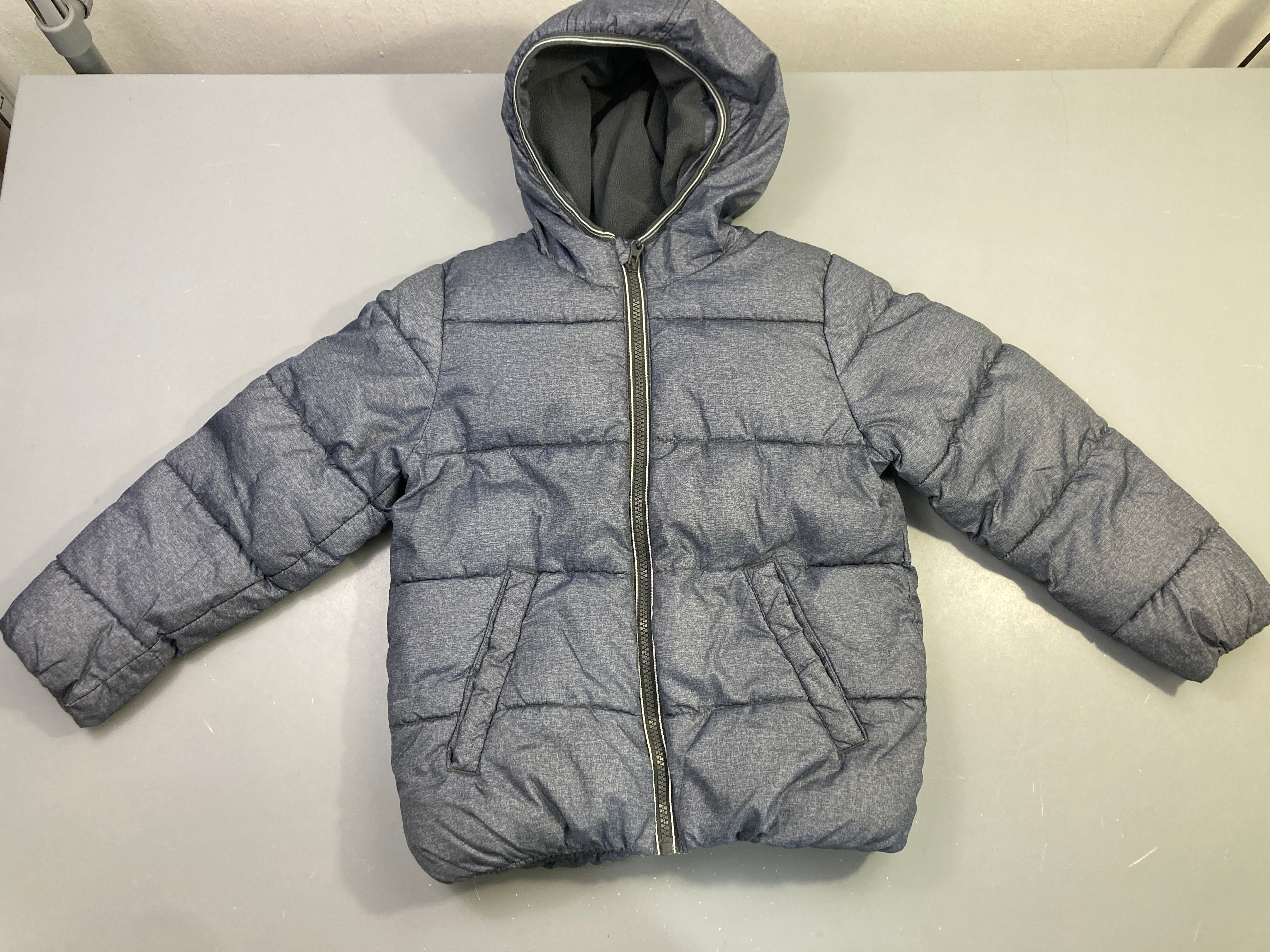 Doudoune zippée grise chinée matelassée capuche