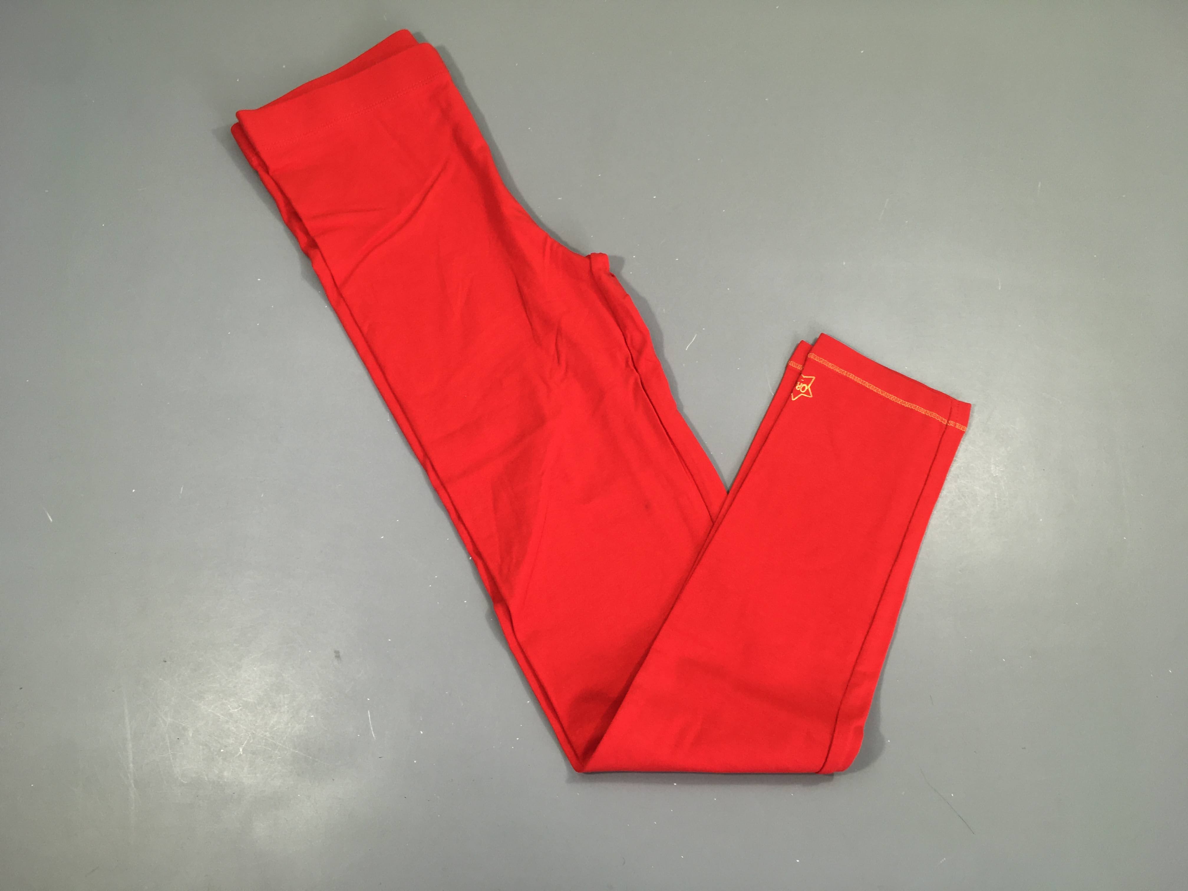 Legging rouge, légèrement bouloché
