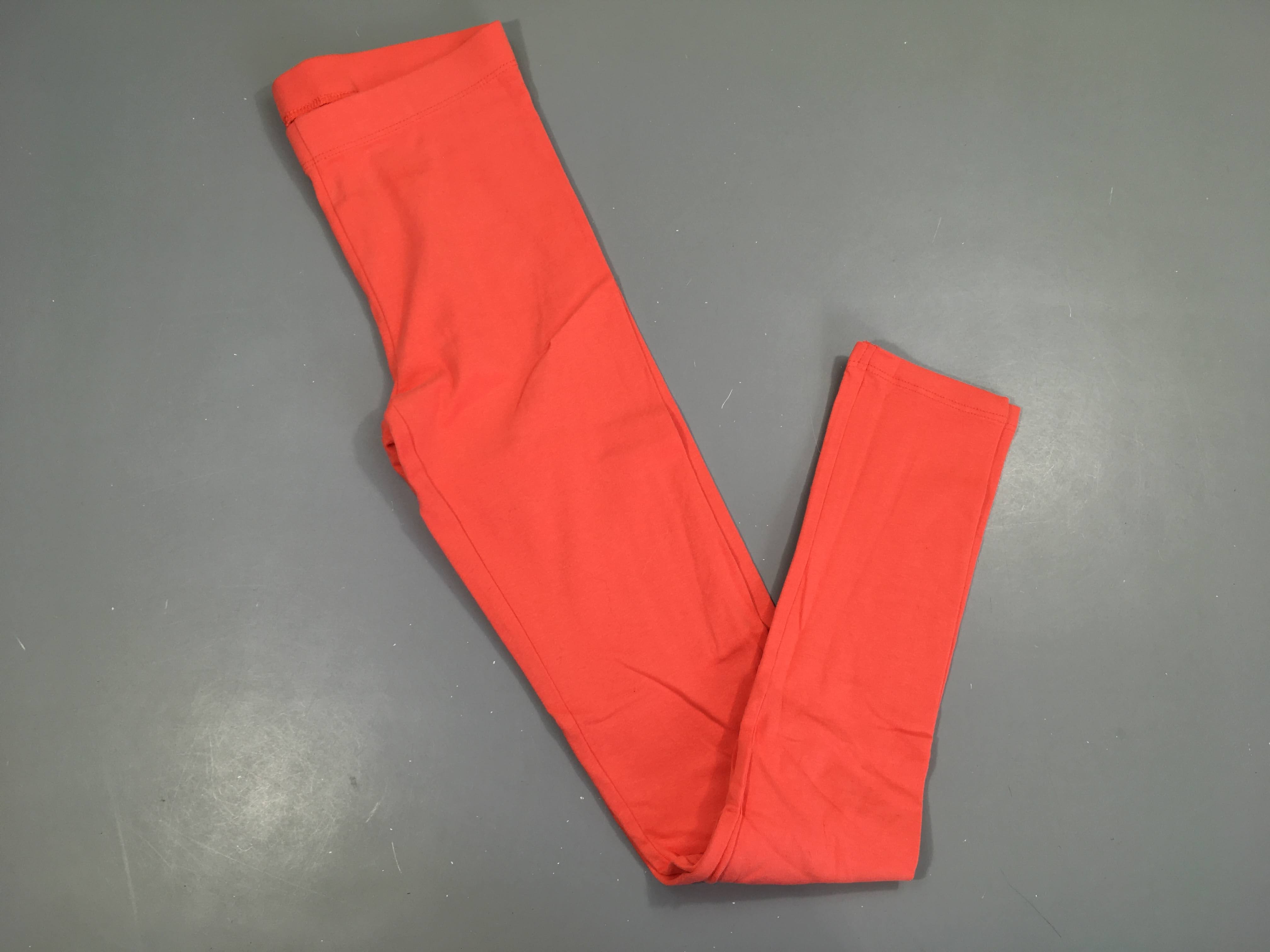 Legging orange, légèrement bouloché