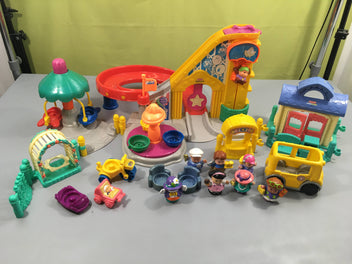 Parc d'attraction Little People + autres firgurines et accessoires. Eléments parfois jaunis.