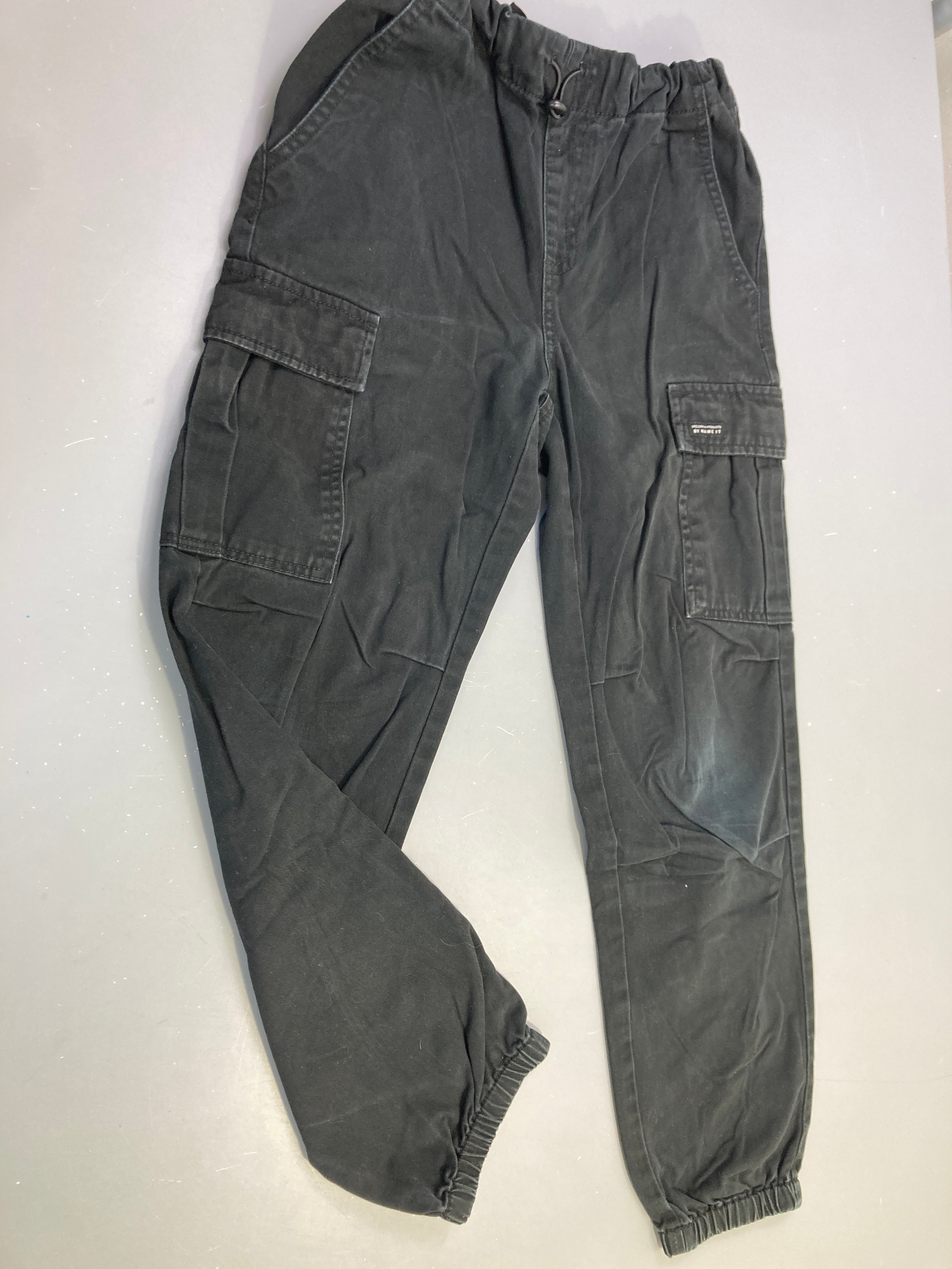 Pantalon cargo noir un peu délavé genoux