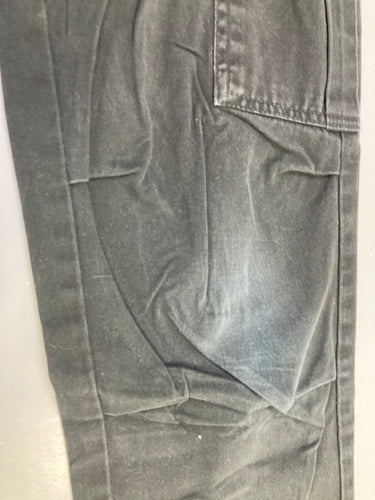 Pantalon cargo noir un peu délavé genoux, moins cher chez Petit Kiwi